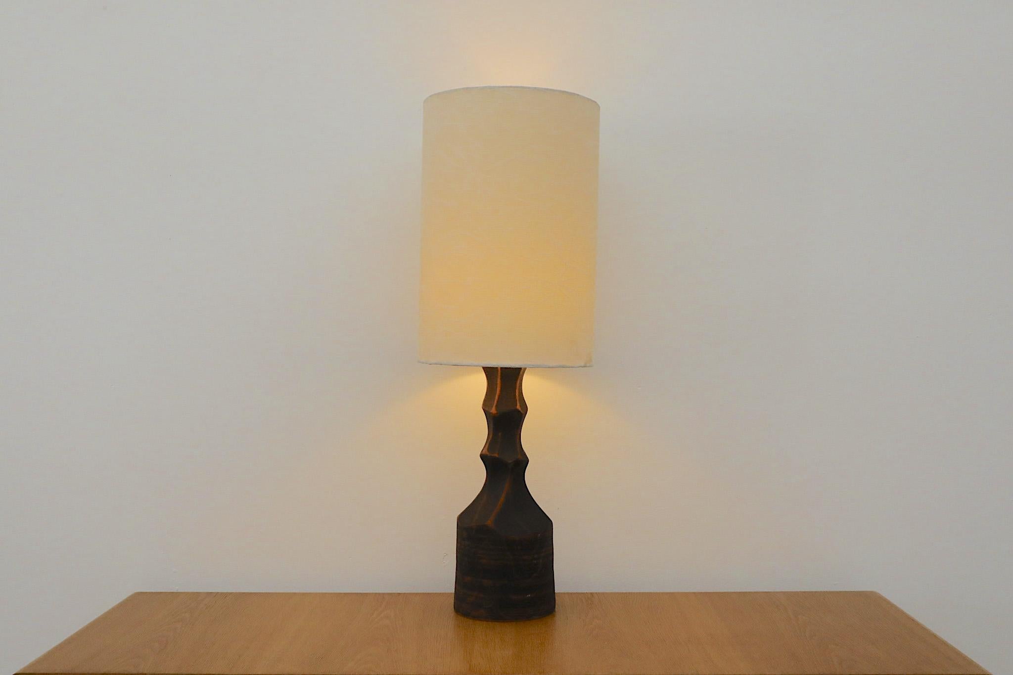 Incredible, Uno Kristiansson style, expertly hand crafted mid-century wood table lamp with linen shade. Solid fired wood base with beautiful grain highlighted by subtle complimentary red tones. In original condition with some visible wear consistent