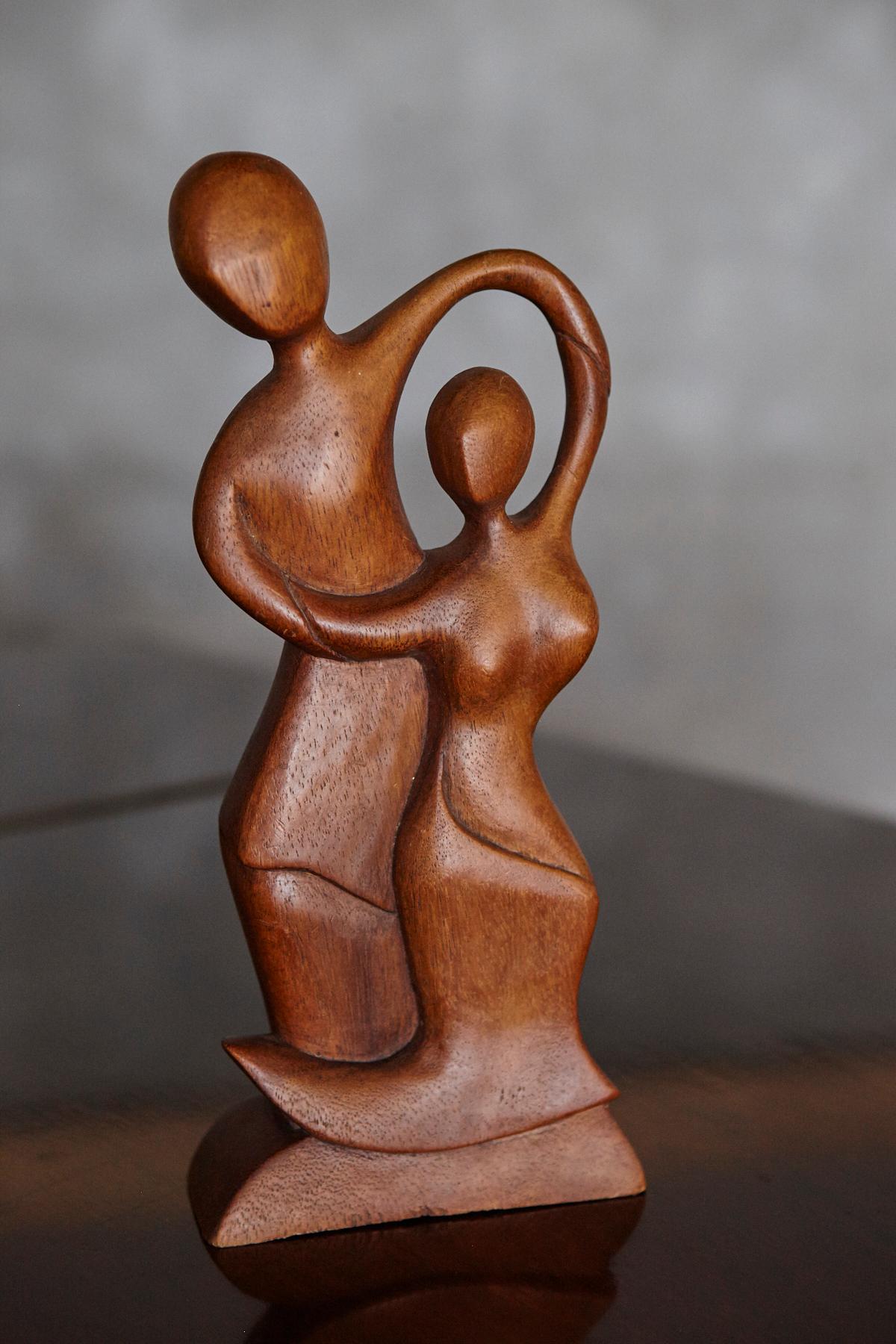 Mid-Century Hand-Carved Wooden Abstract Dancing Couple Sculpture, 1950s–1960s In Good Condition For Sale In Aramits, Nouvelle-Aquitaine