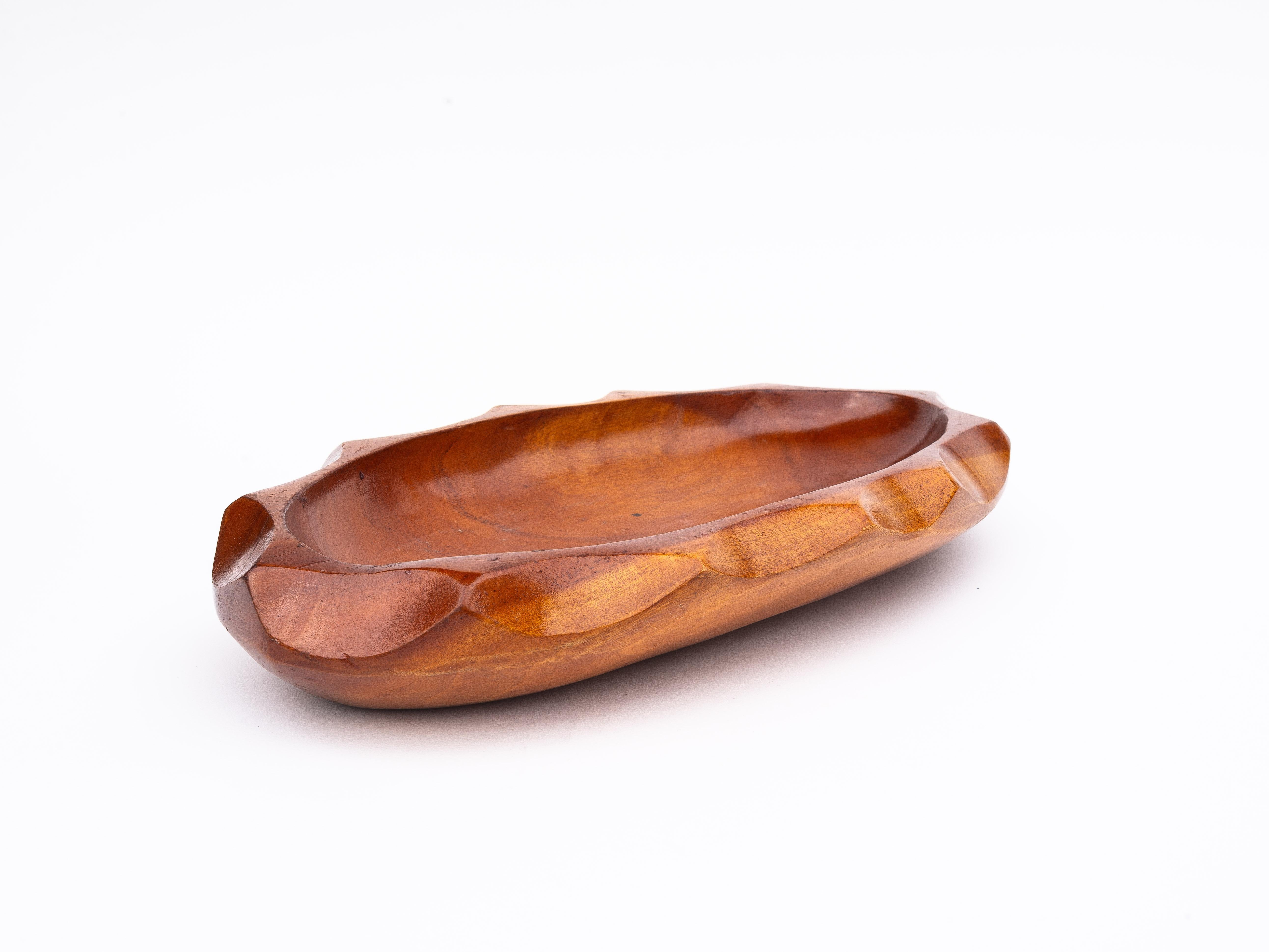 Mid-Century Hand-Carved Wooden Bowl or Dish - Organic Centerpiece - 1970s In Good Condition For Sale In ROUEN, Normandie