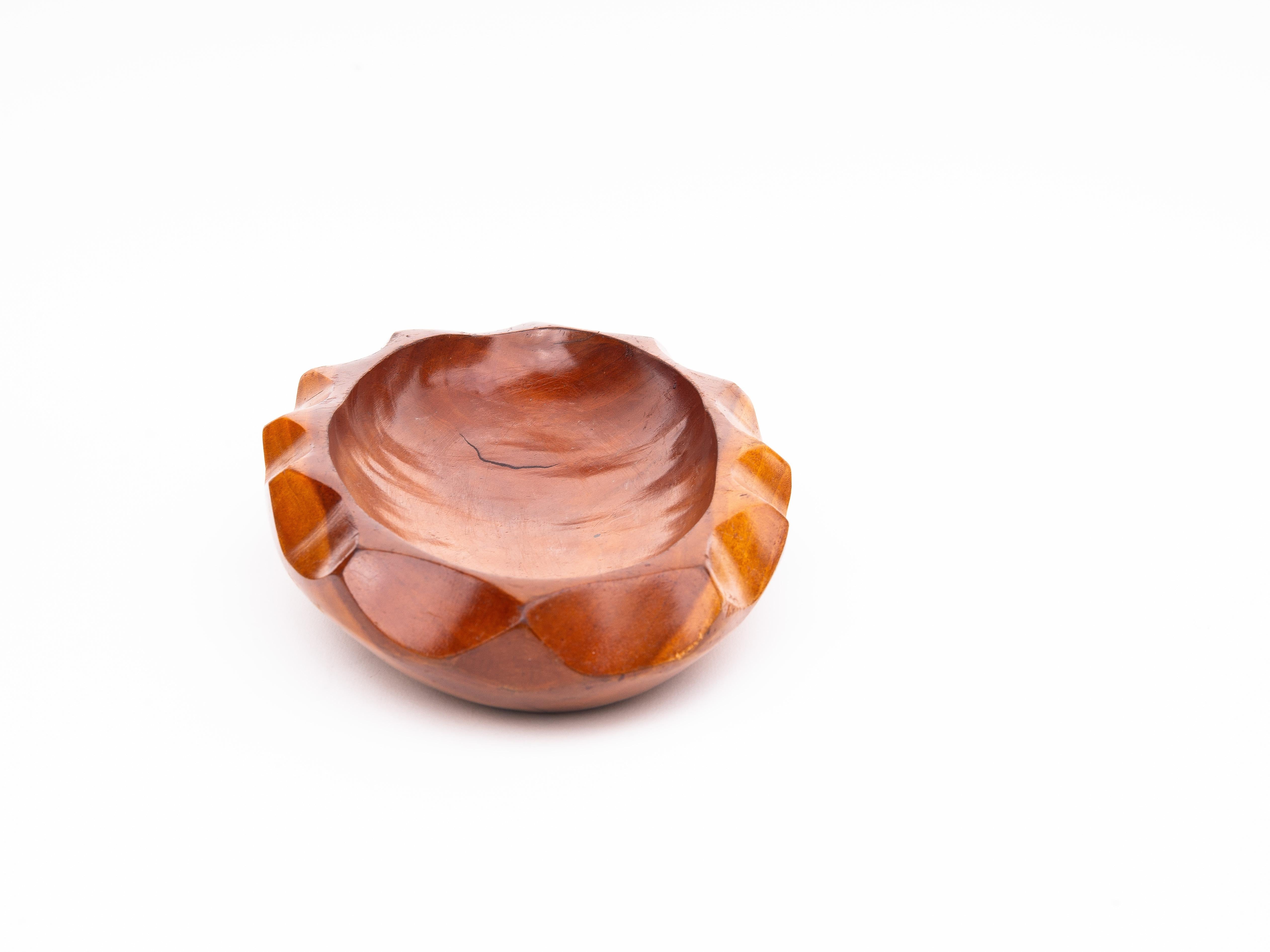 Mid-Century Hand-Carved Wooden Bowl or Dish - Organic Centerpiece - 1970s For Sale 1
