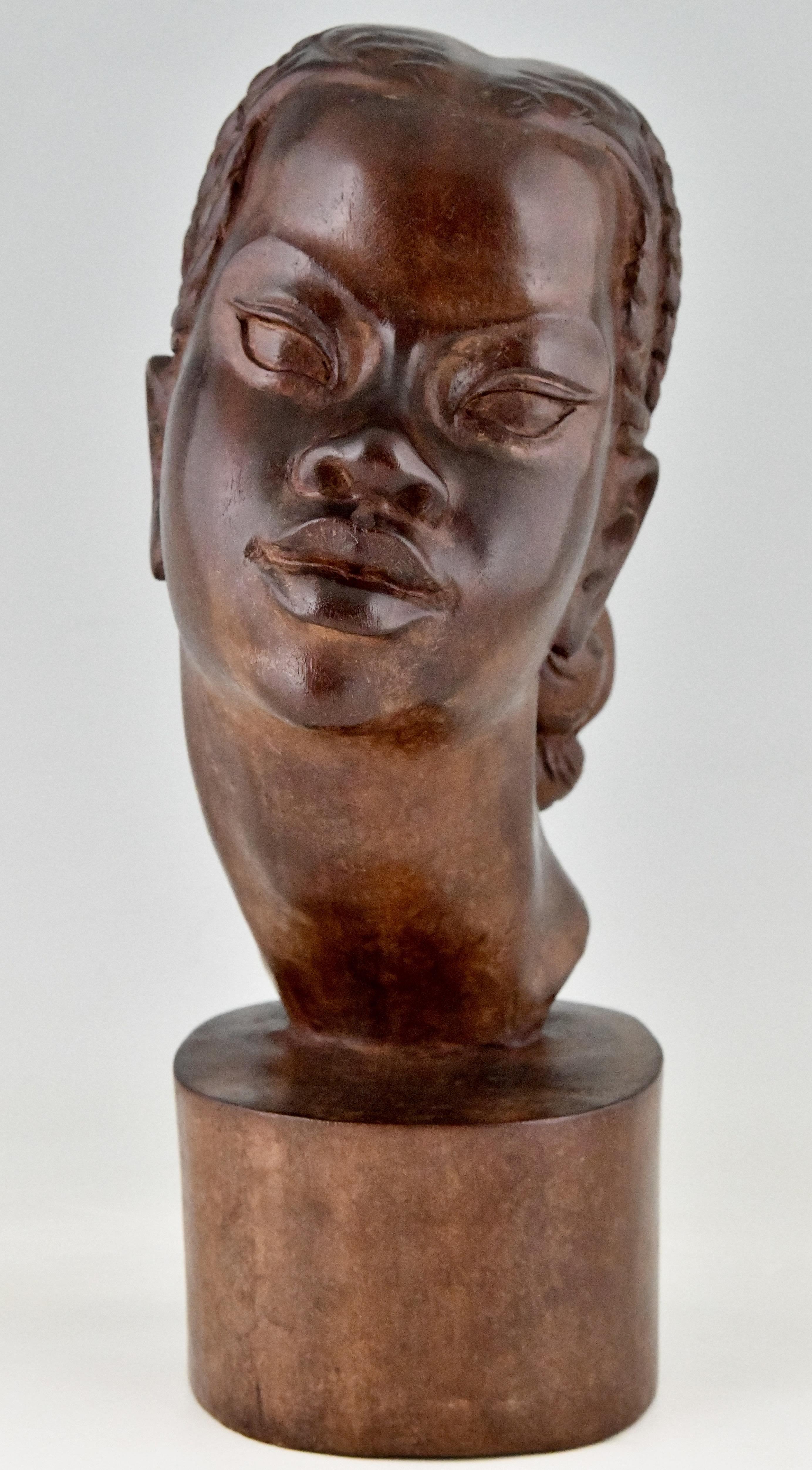 Mitte des Jahrhunderts handgeschnitzte Holzskulptur Afrikanische Schönheit Signiert vom Künstler A. Ramarson. Datiert 1959.