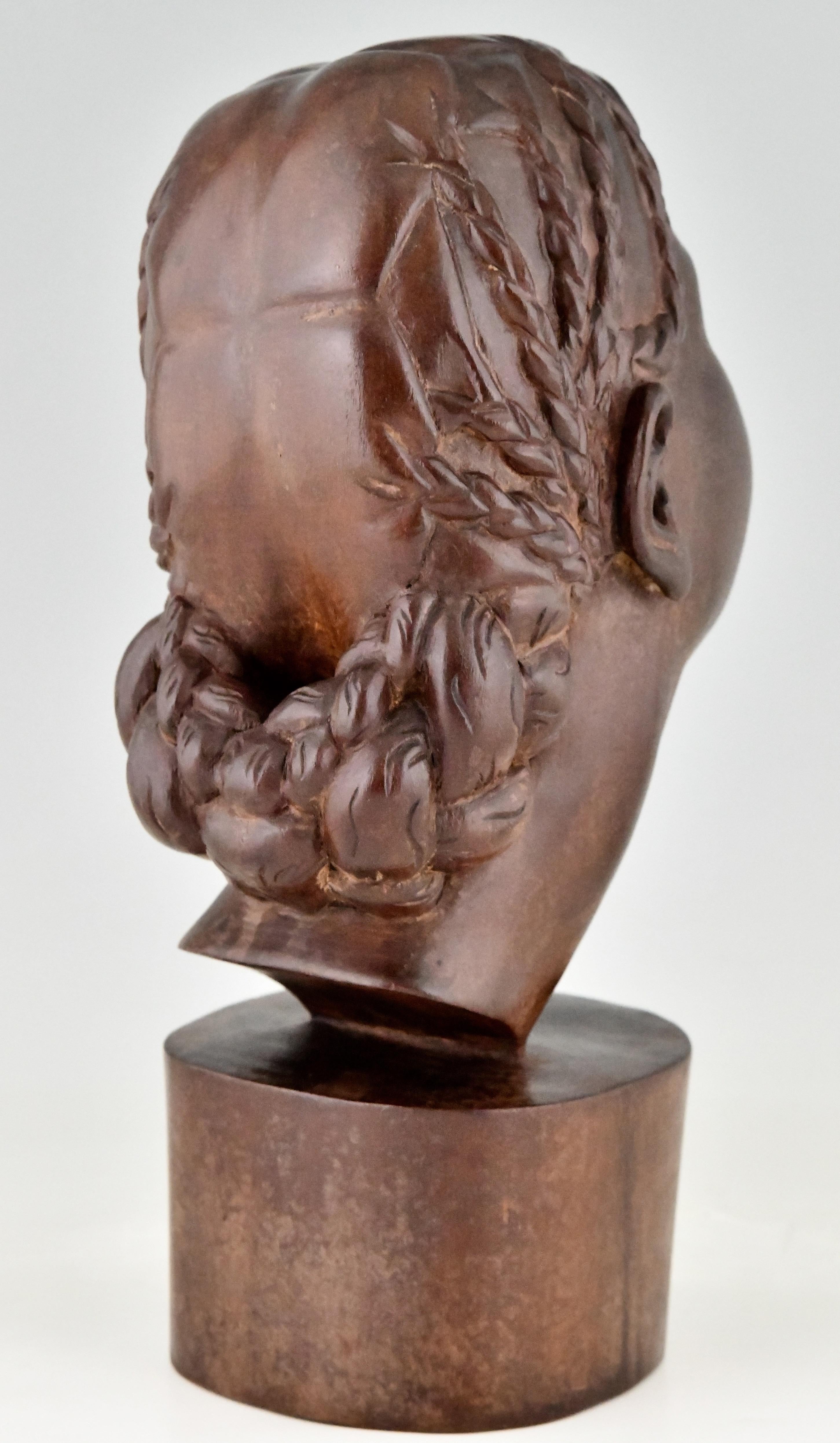 Sculpté à la main Sculpture en bois sculptée à la main de la beauté africaine du milieu du siècle dernier par A. Ramarson, 1959 en vente