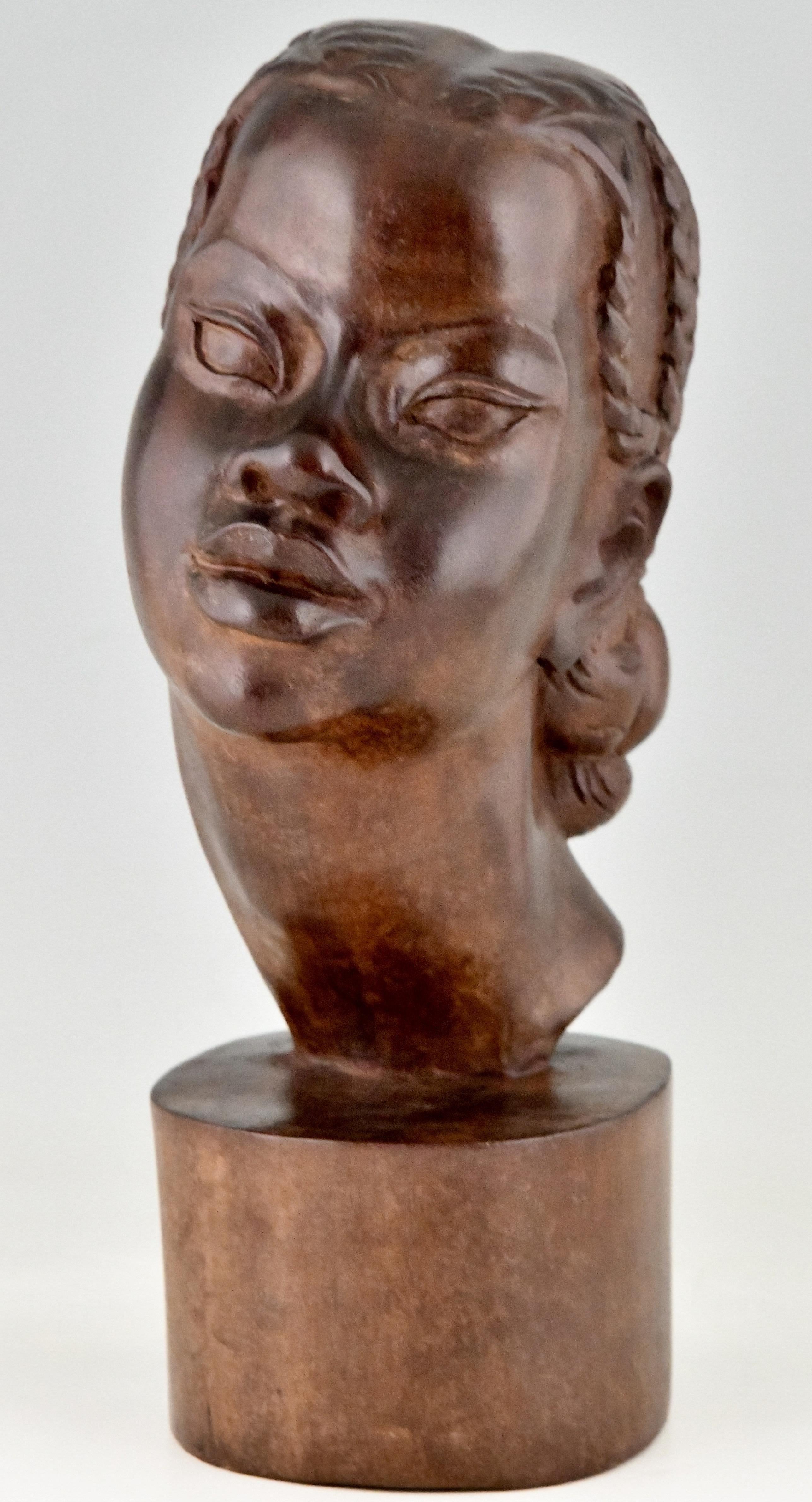 Sculpture en bois sculptée à la main de la beauté africaine du milieu du siècle dernier par A. Ramarson, 1959 en vente 1