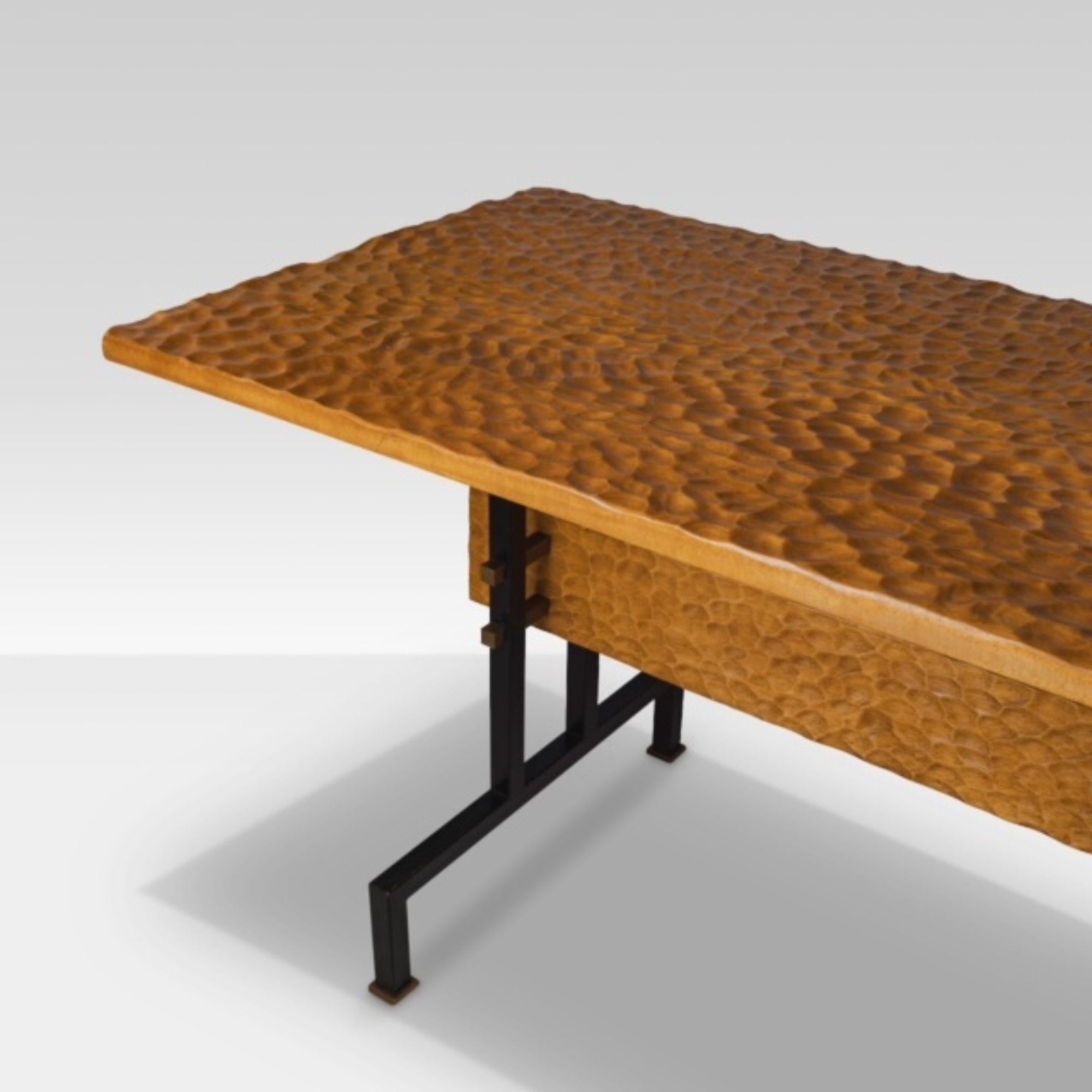 Escritorio o consola única de madera de roble cincelada a mano y acero negro con detalles de latón en perfecto estado. 
