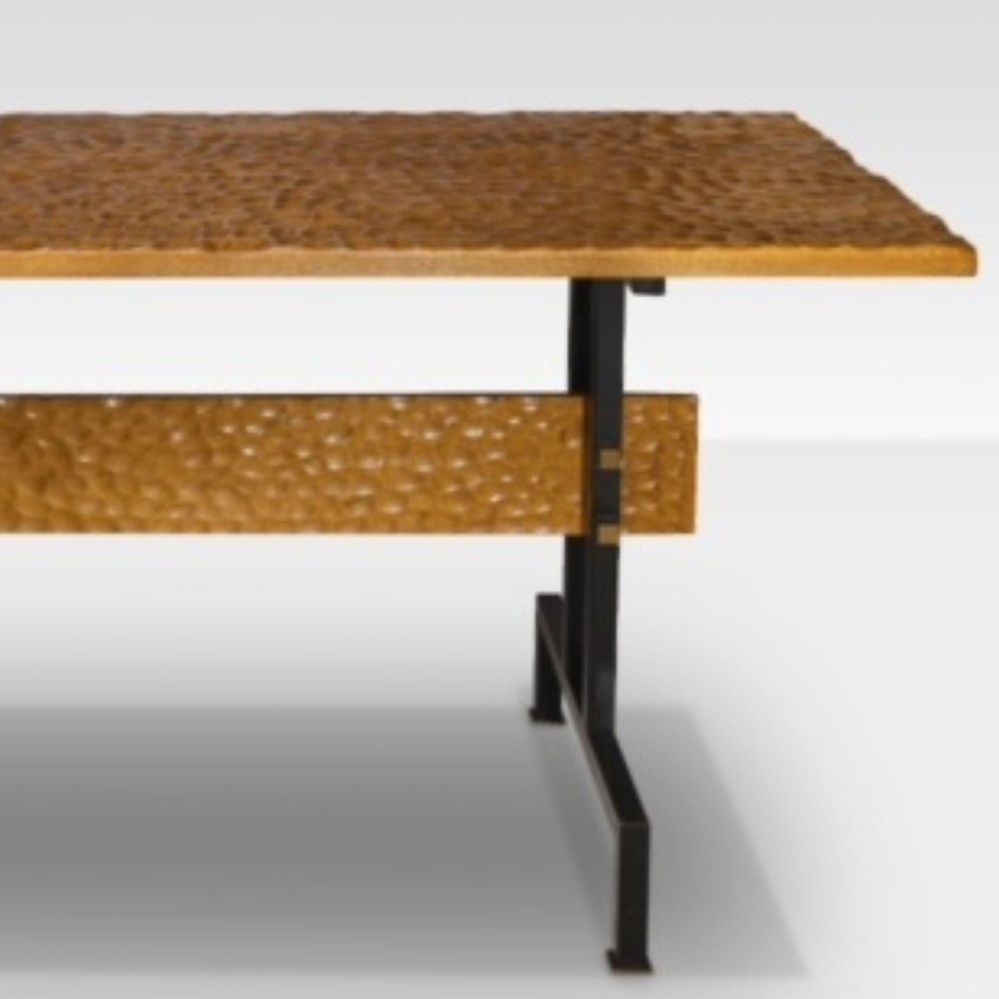 Mesa de escritorio/consola de acero negro de madera de roble cincelada a mano de mediados de siglo en Bueno estado para la venta en Aspen, CO