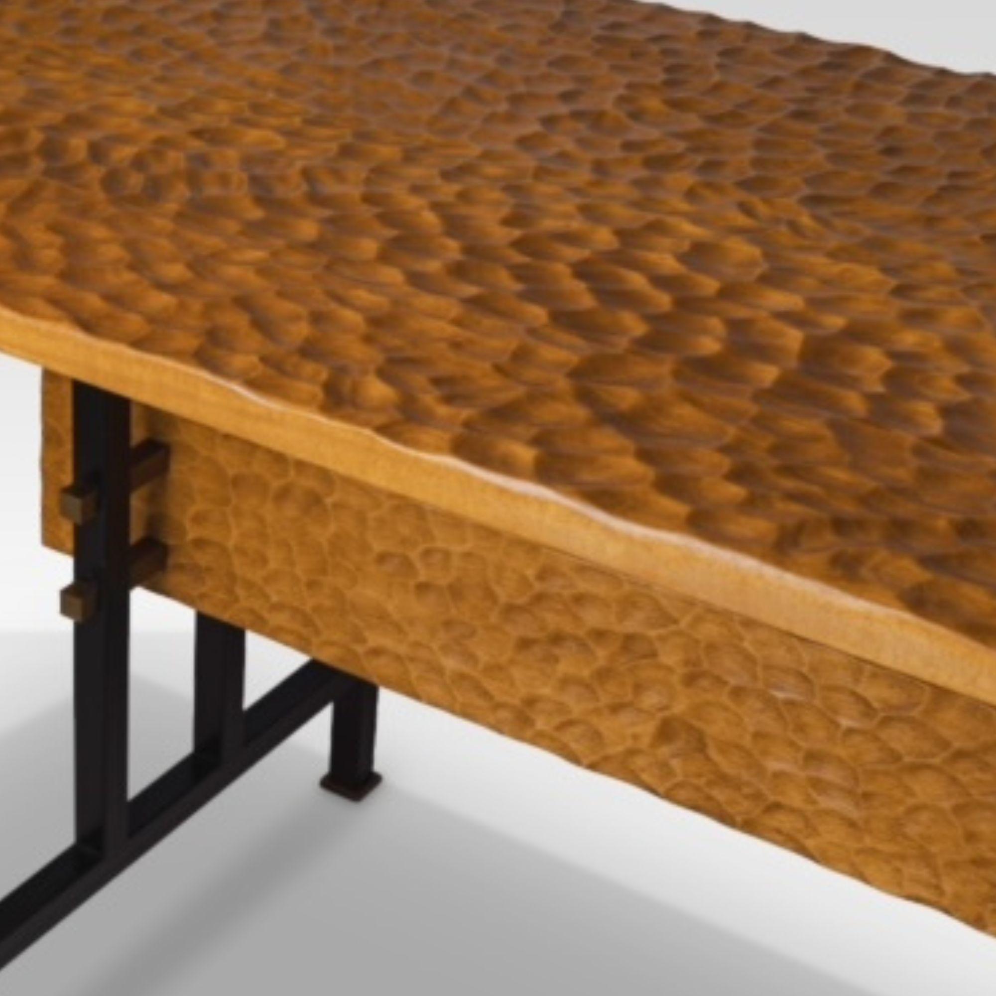 Mesa de escritorio/consola de acero negro de madera de roble cincelada a mano de mediados de siglo finales del siglo XX en venta