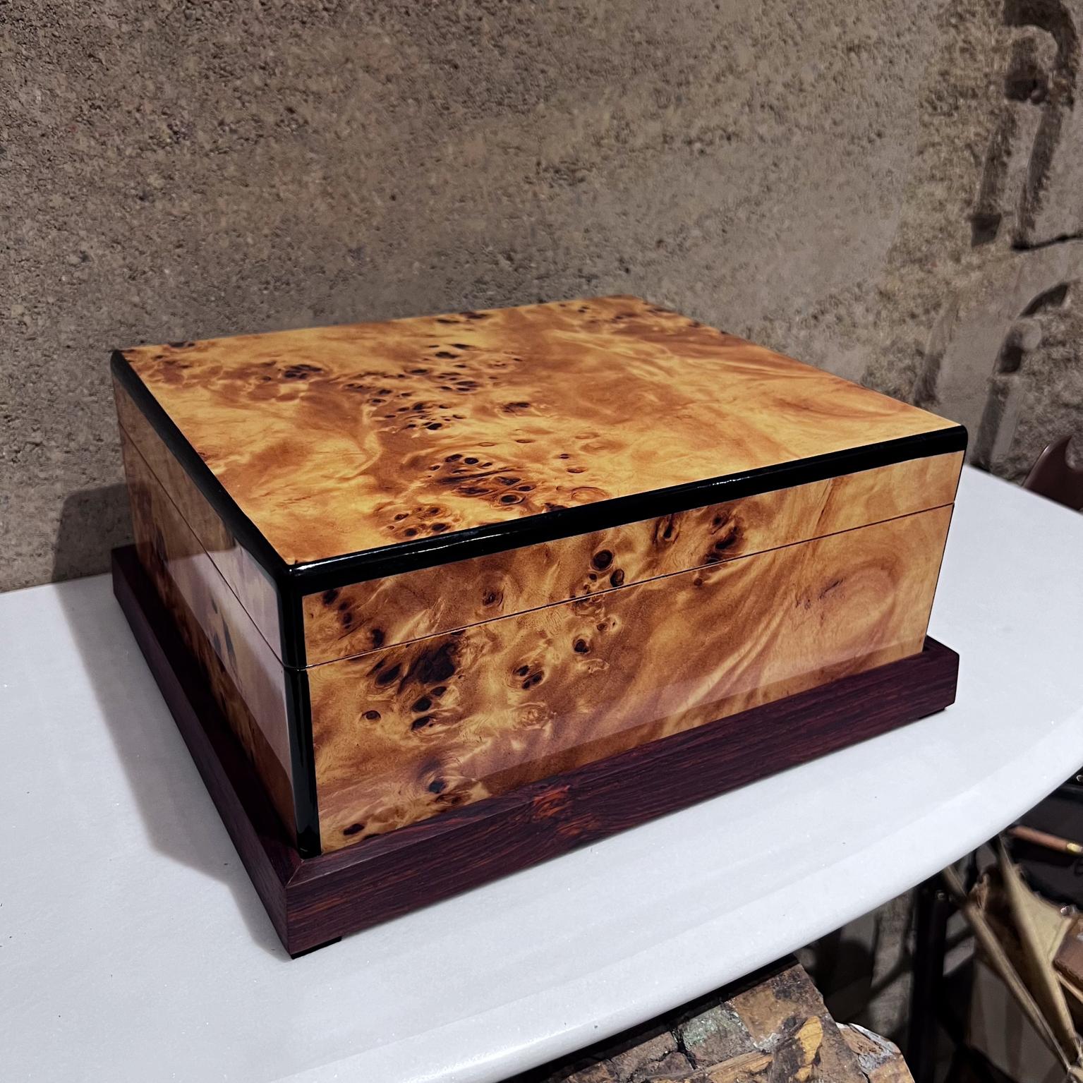 20th Mid Century Hand crafted Burlwood Humidor Cigar Storage Box
In the manner of Dunhill and Davidoff
4.75 h x 11 w x 9.75
Burl wood with exotic woods.
Preowned original vintage condition
Refer to images provided.
