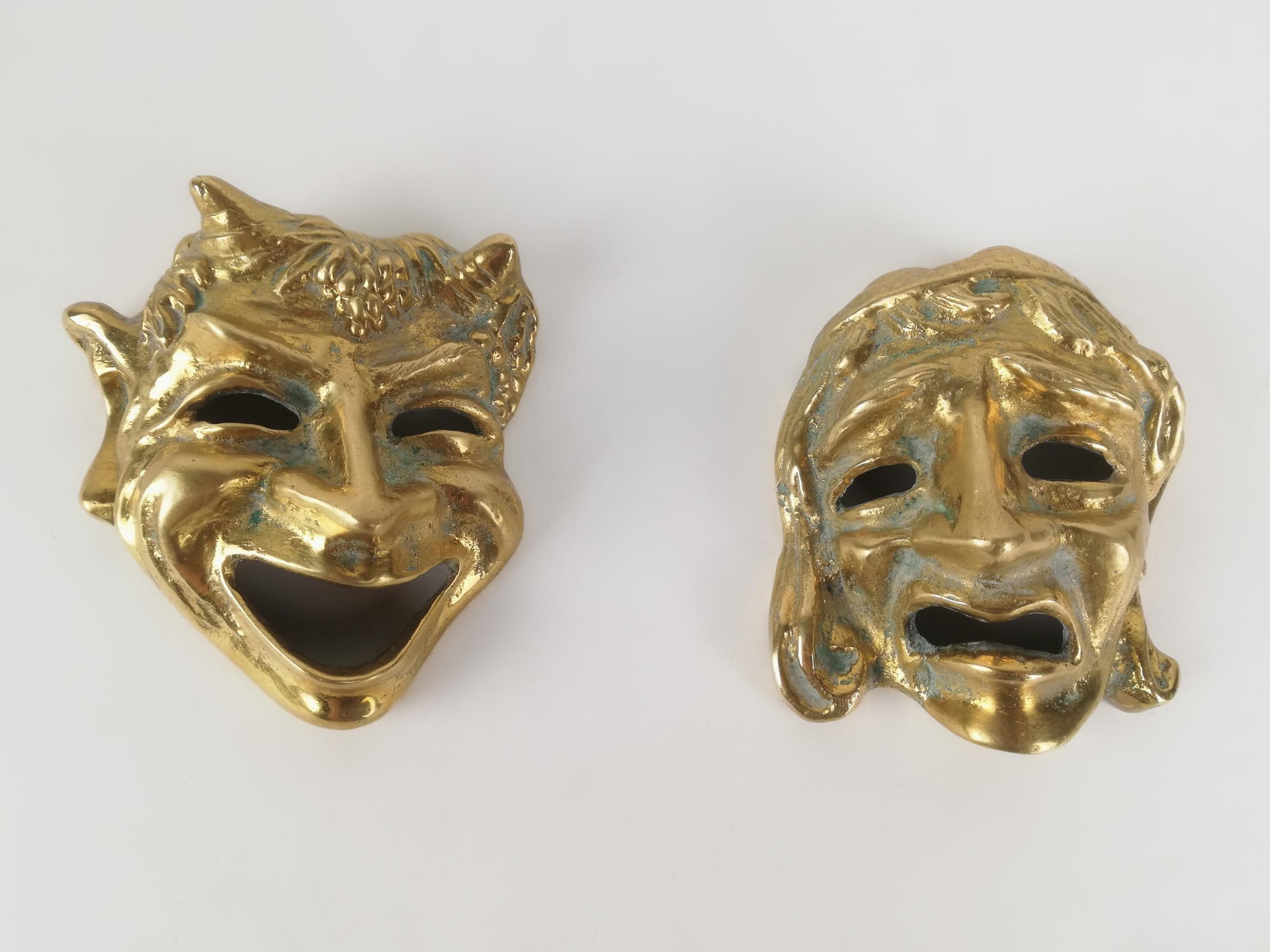 Handgefertigte Maske aus der Mitte des Jahrhunderts, die Komik und Tragödie des griechischen Theaters darstellt im Angebot 5