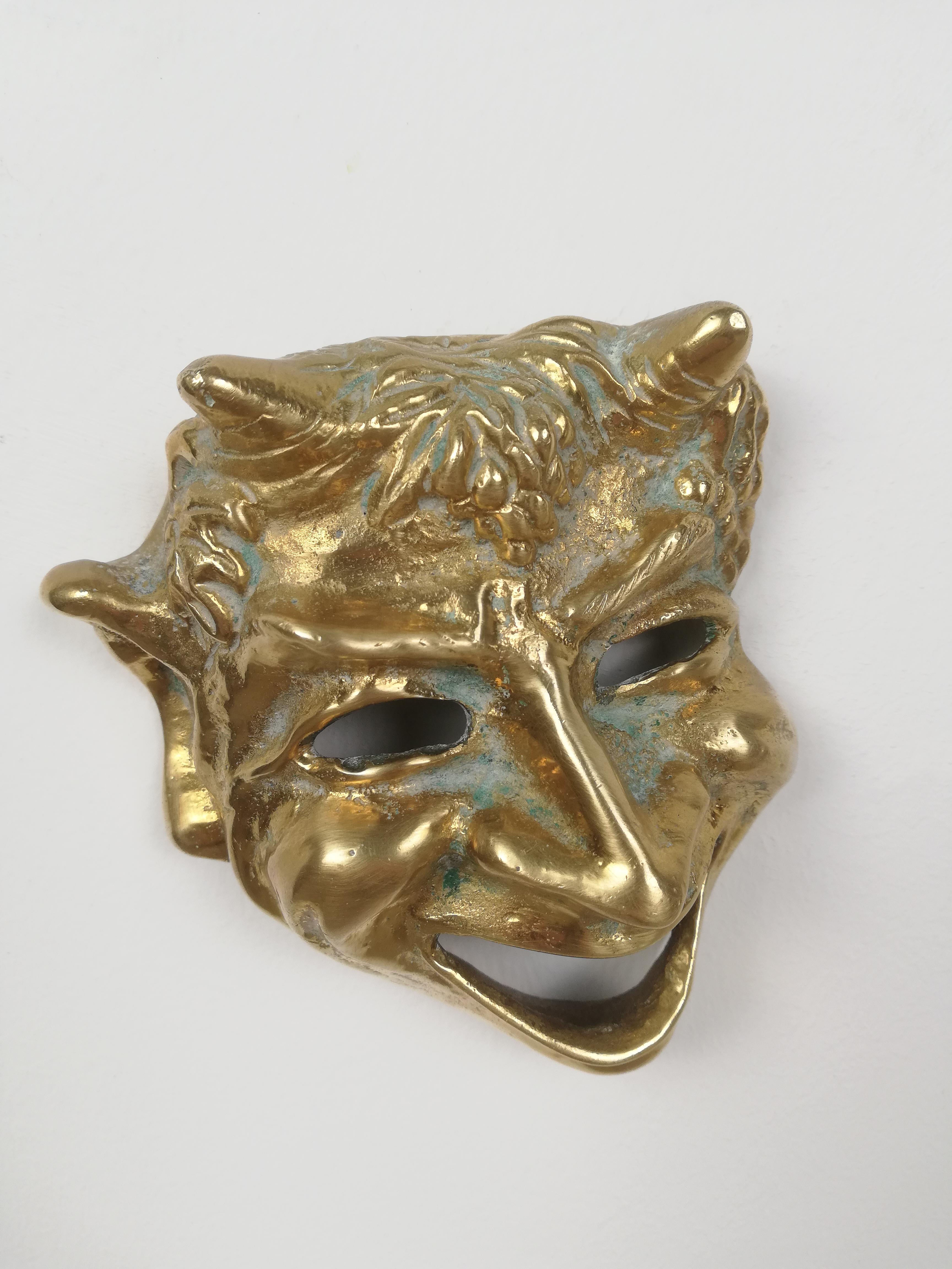 Handgefertigte Maske aus der Mitte des Jahrhunderts, die Komik und Tragödie des griechischen Theaters darstellt (Griechisch-römisch) im Angebot