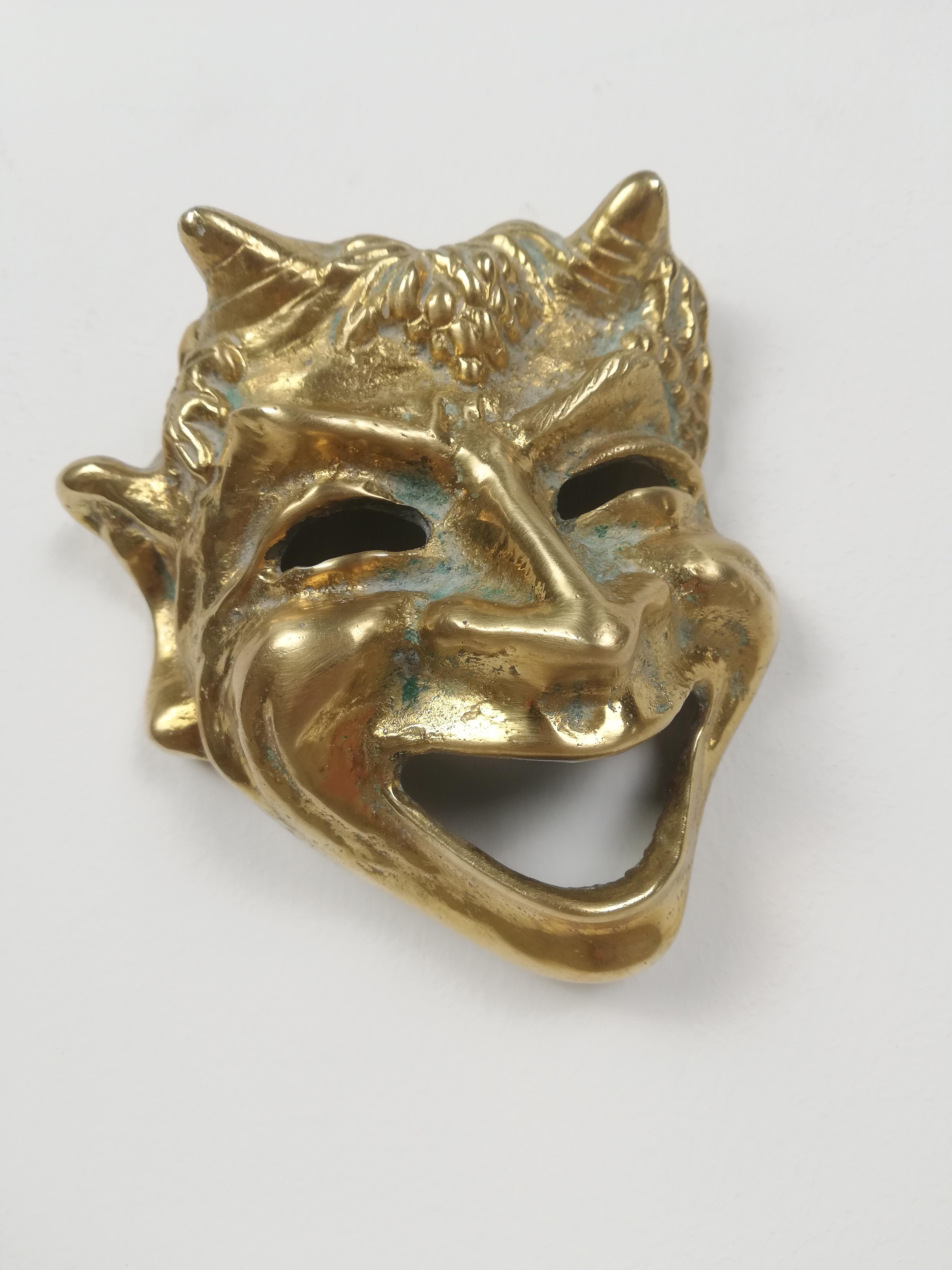 Handgefertigte Maske aus der Mitte des Jahrhunderts, die Komik und Tragödie des griechischen Theaters darstellt (Italienisch) im Angebot