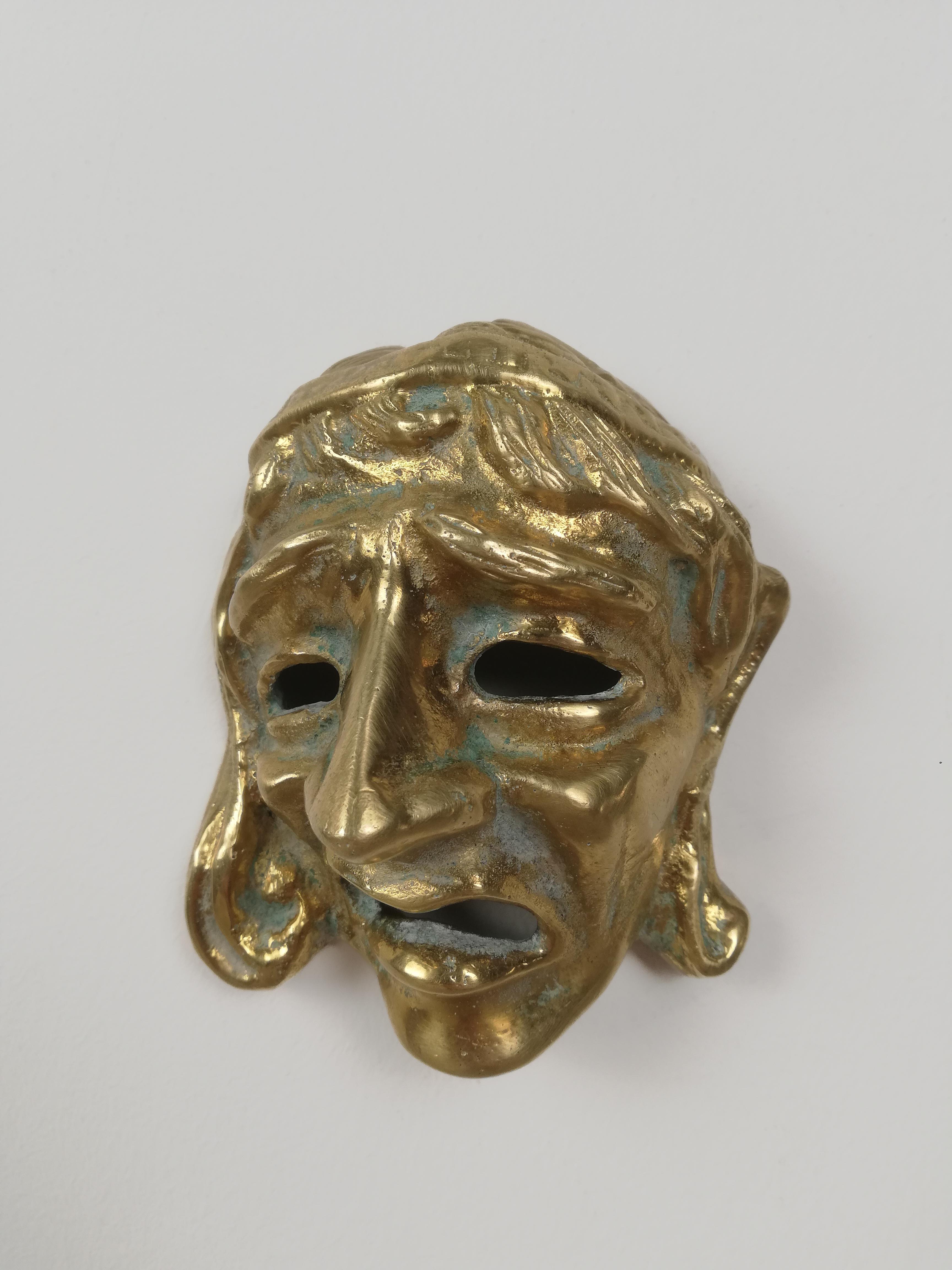 Handgefertigte Maske aus der Mitte des Jahrhunderts, die Komik und Tragödie des griechischen Theaters darstellt (20. Jahrhundert) im Angebot