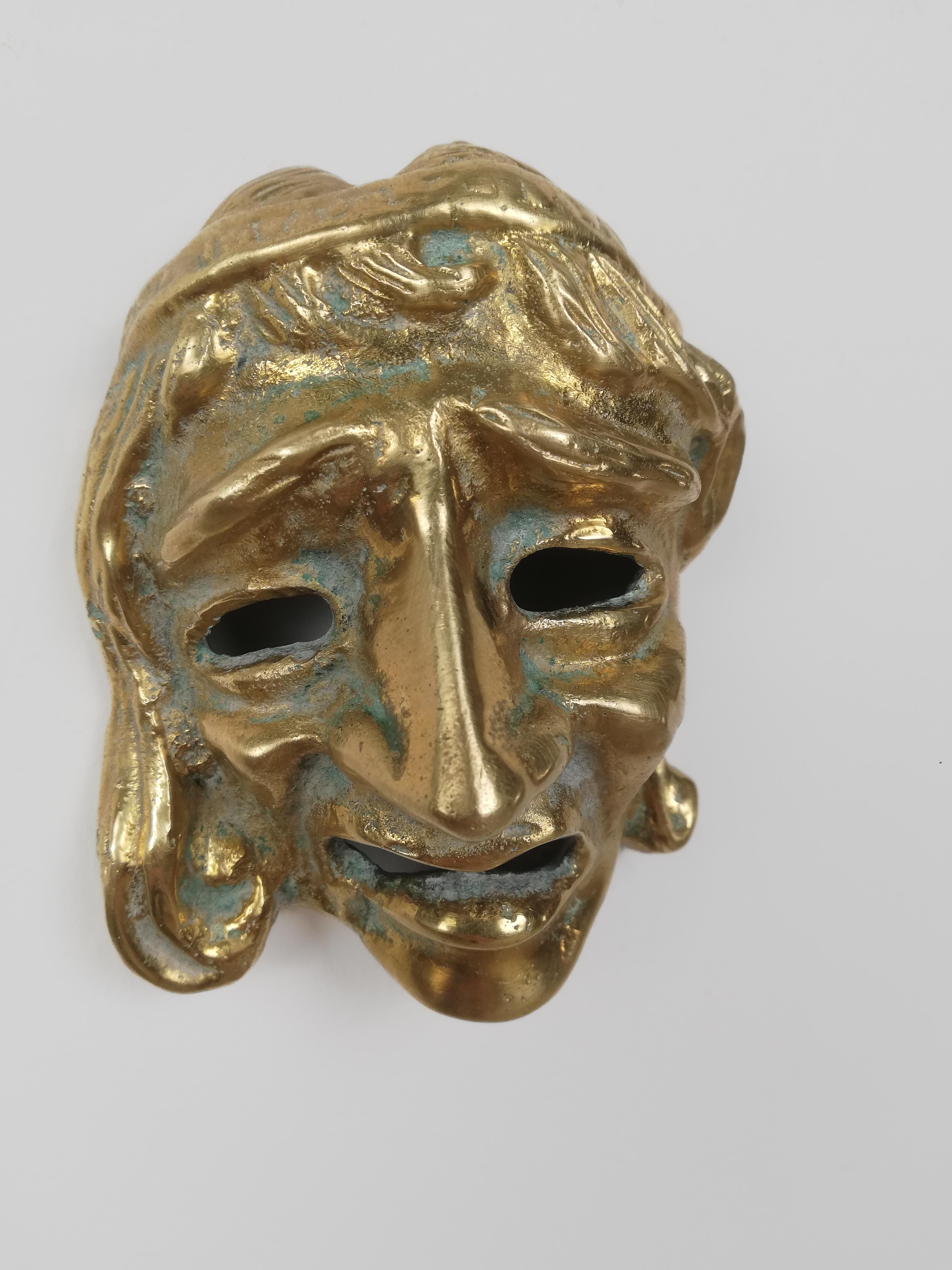 Handgefertigte Maske aus der Mitte des Jahrhunderts, die Komik und Tragödie des griechischen Theaters darstellt (Messing) im Angebot