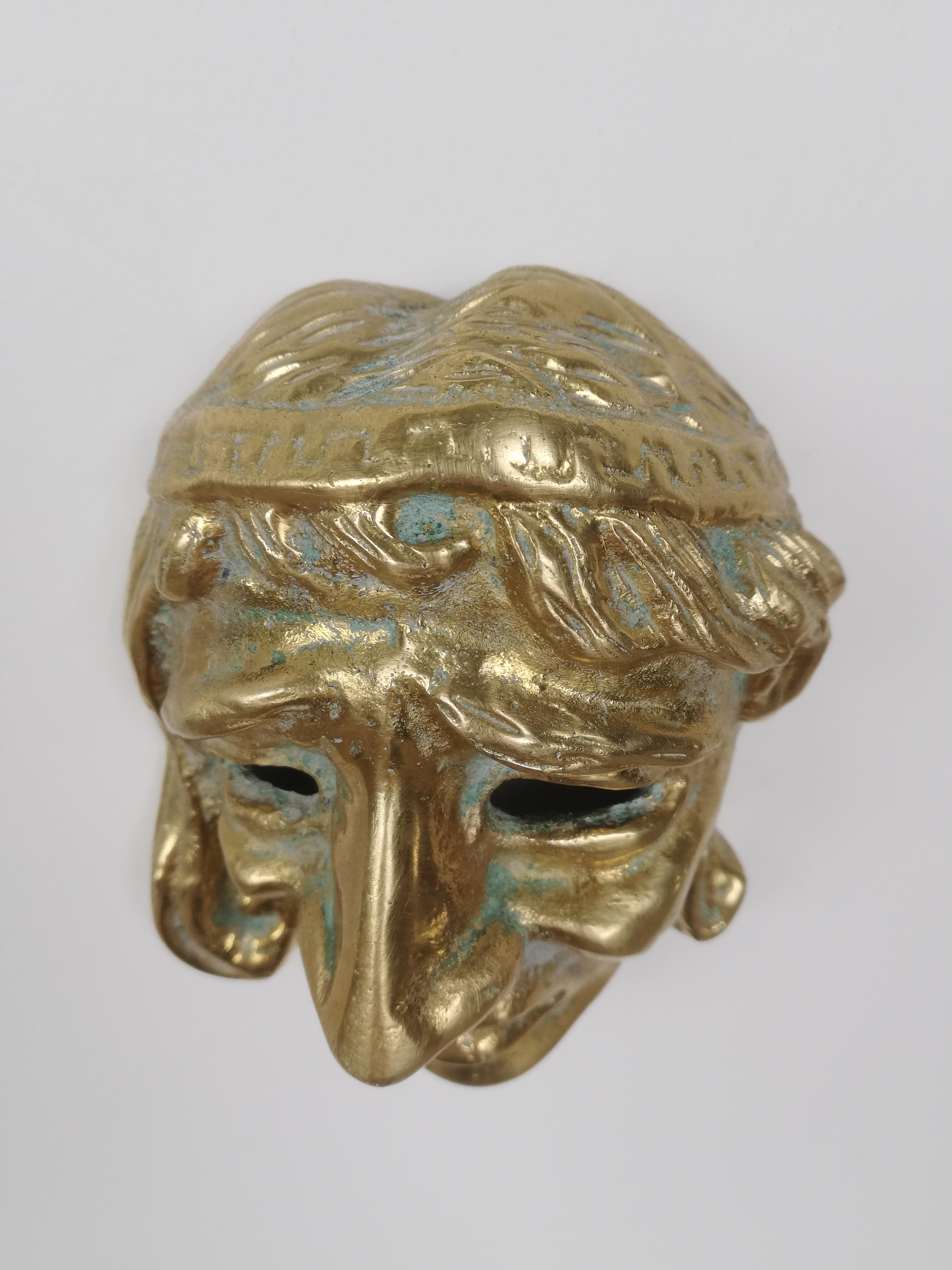 Handgefertigte Maske aus der Mitte des Jahrhunderts, die Komik und Tragödie des griechischen Theaters darstellt im Angebot 1