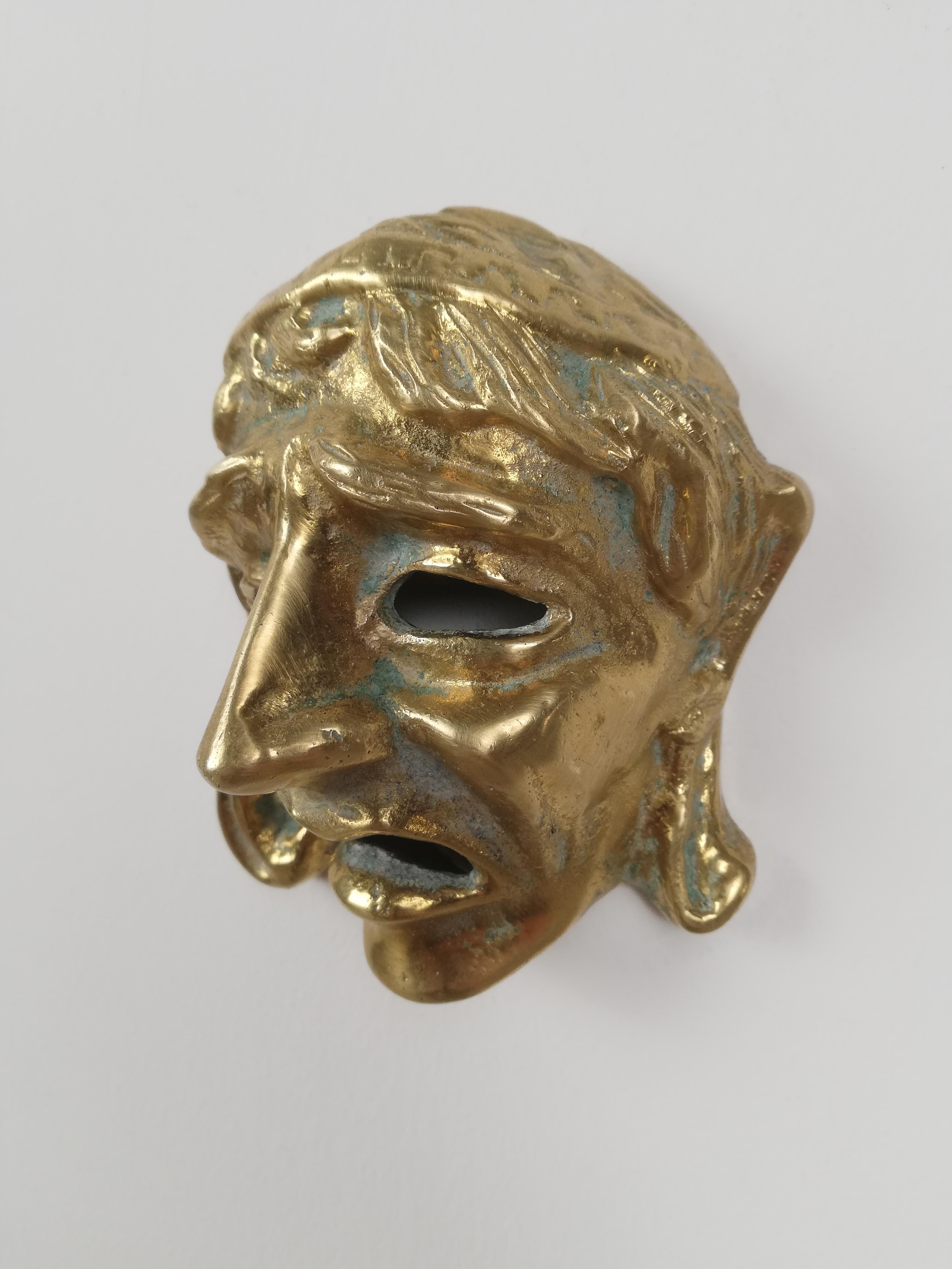 Handgefertigte Maske aus der Mitte des Jahrhunderts, die Komik und Tragödie des griechischen Theaters darstellt im Angebot 2