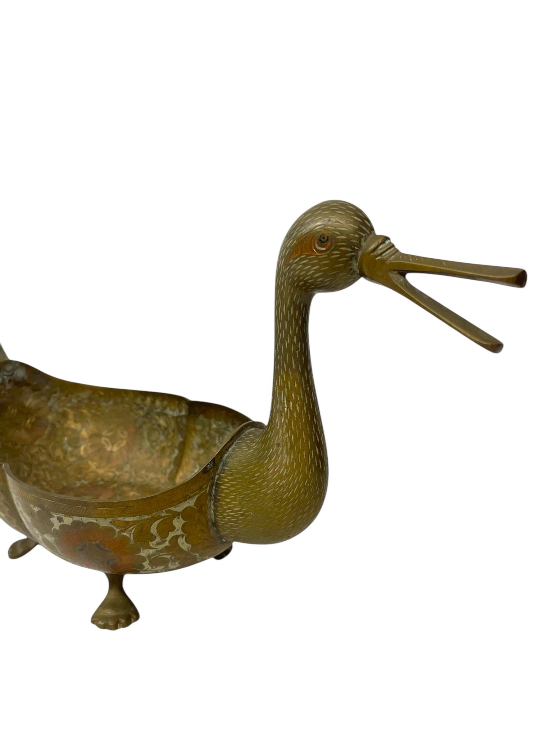 Handgeätztes Doppel-Entengefäß mit Blumenintarsien aus der Jahrhundertmitte (Messing) im Angebot