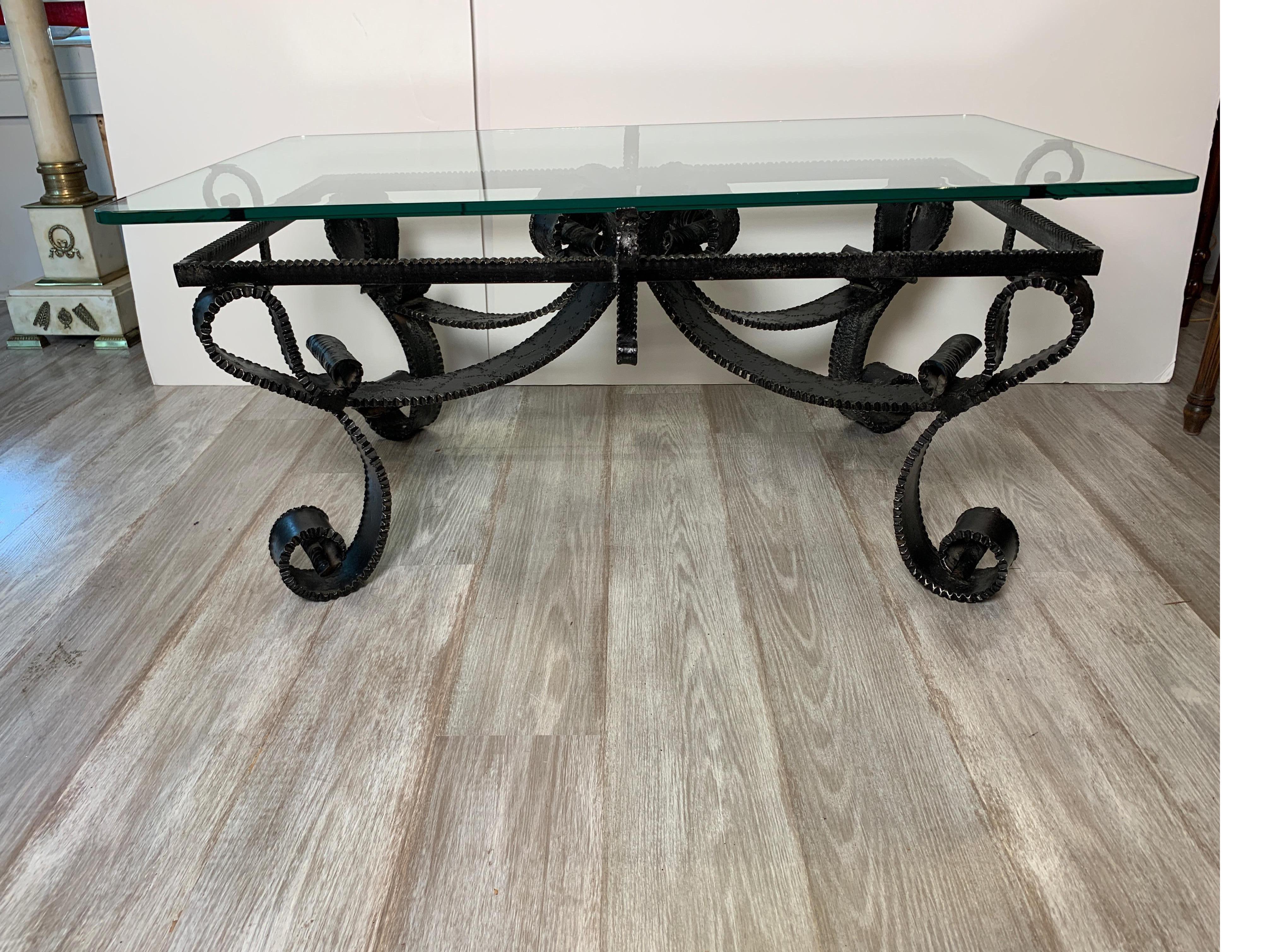 Midcentury hand forged wrought iron Brutalist cocktail coffee table, great design
with textured finish and twists. Believed to be a one of kind piece.
Dimensions: 25.5