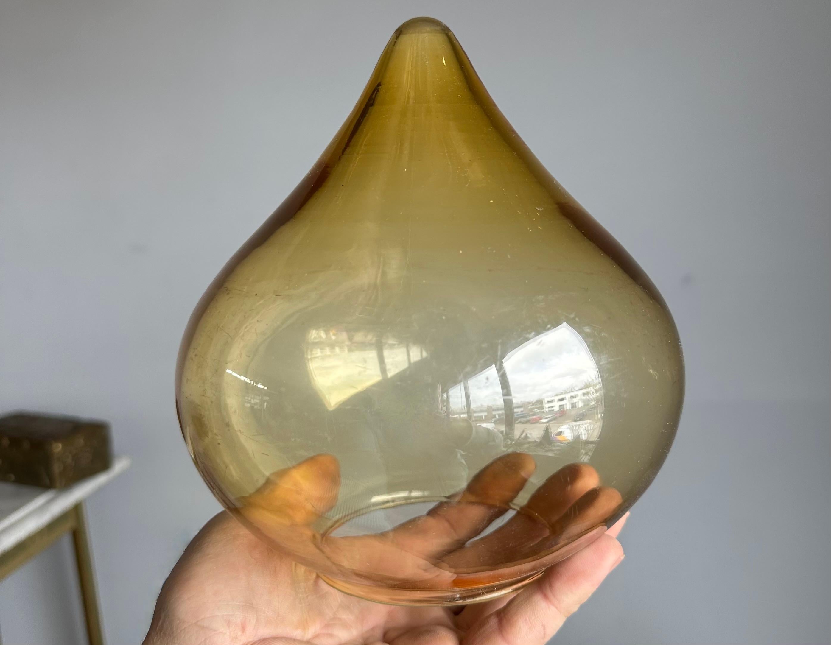Lustre en fer forgé du milieu du siècle, forgé à la main, avec. Cinq abat-jour en verre soufflé ambré en vente 3