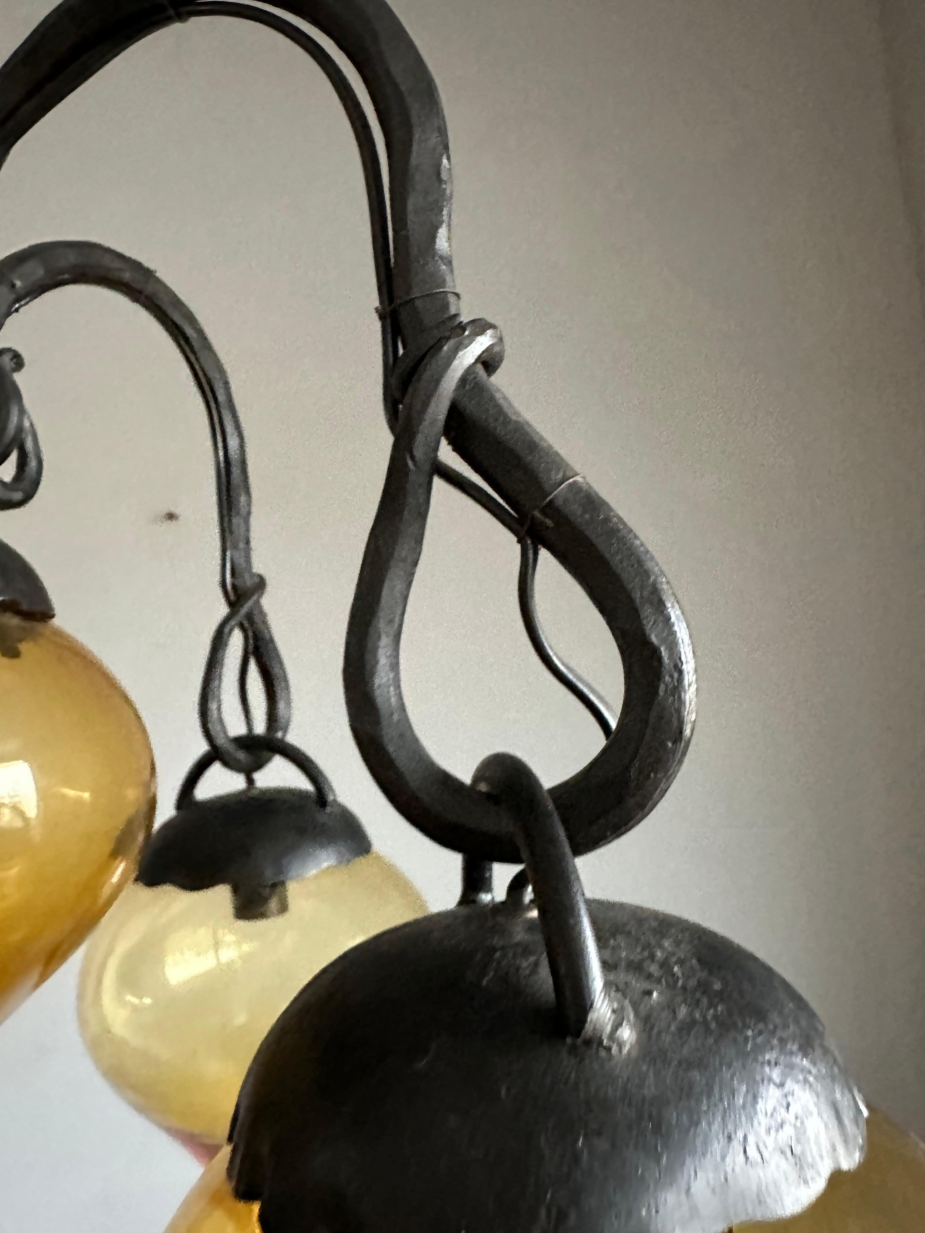 Lustre en fer forgé du milieu du siècle, forgé à la main, avec. Cinq abat-jour en verre soufflé ambré en vente 4