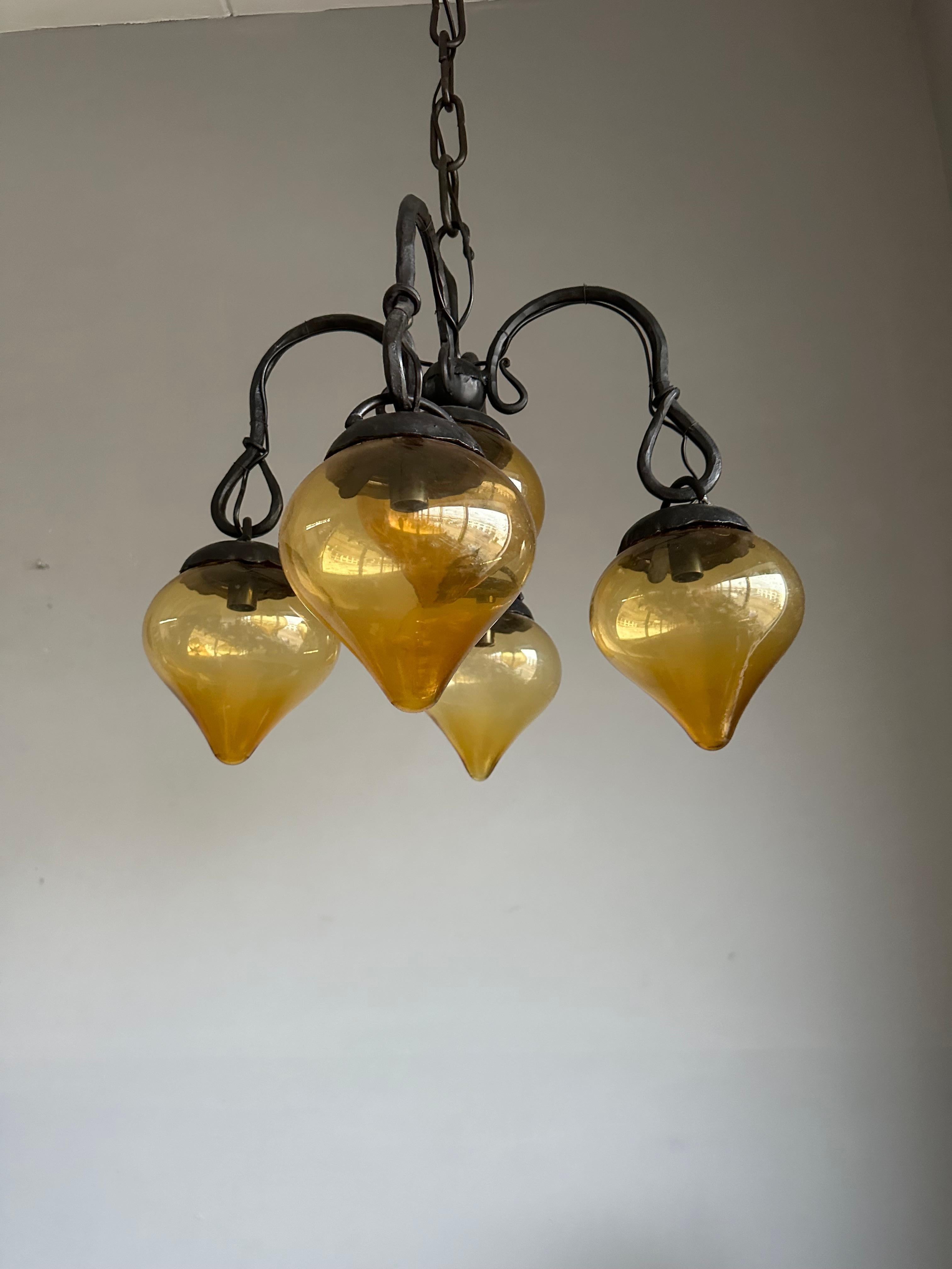 Lustre en fer forgé du milieu du siècle, forgé à la main, avec. Cinq abat-jour en verre soufflé ambré en vente 7