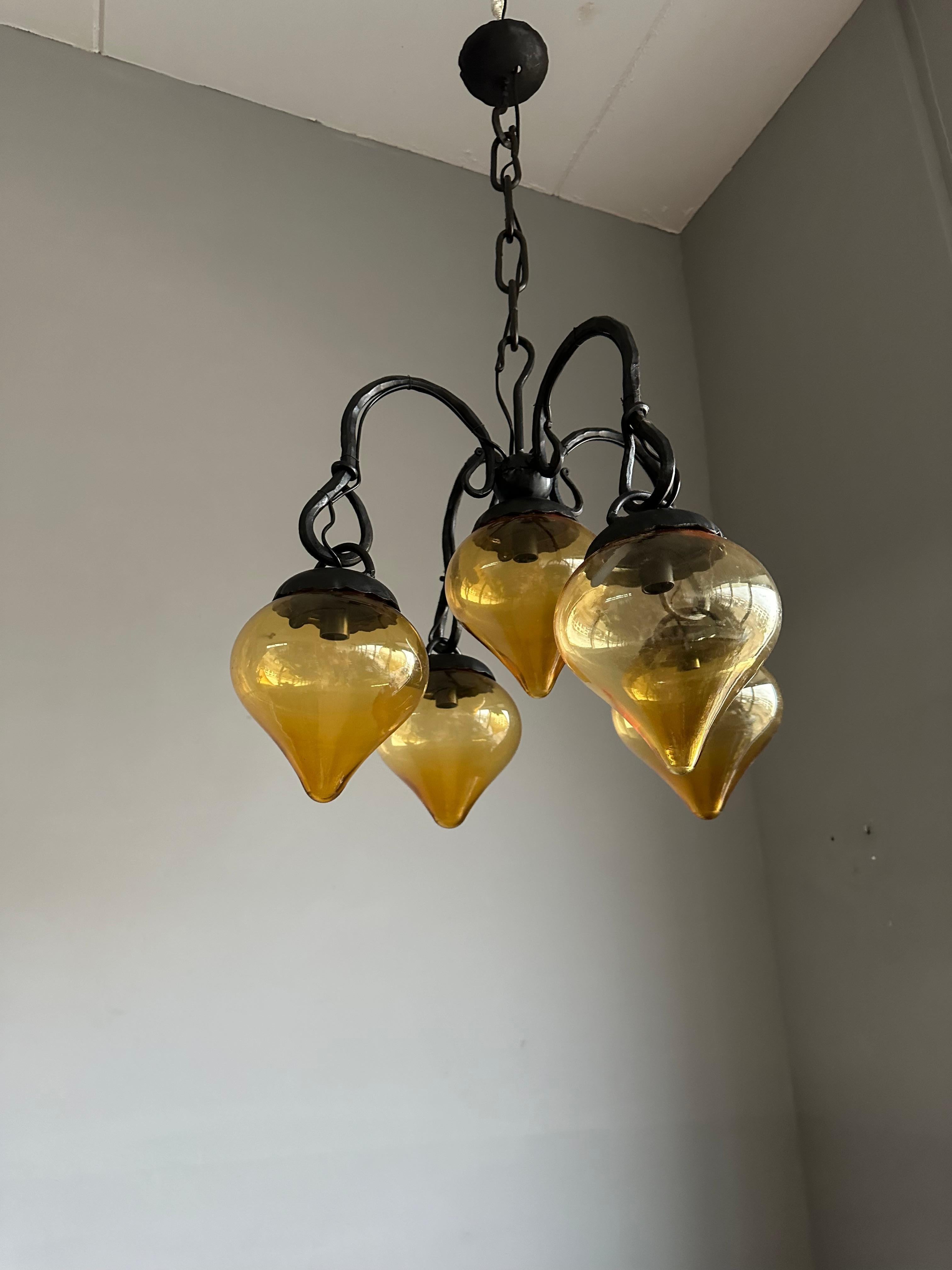 Lustre en fer forgé du milieu du siècle, forgé à la main, avec. Cinq abat-jour en verre soufflé ambré en vente 12