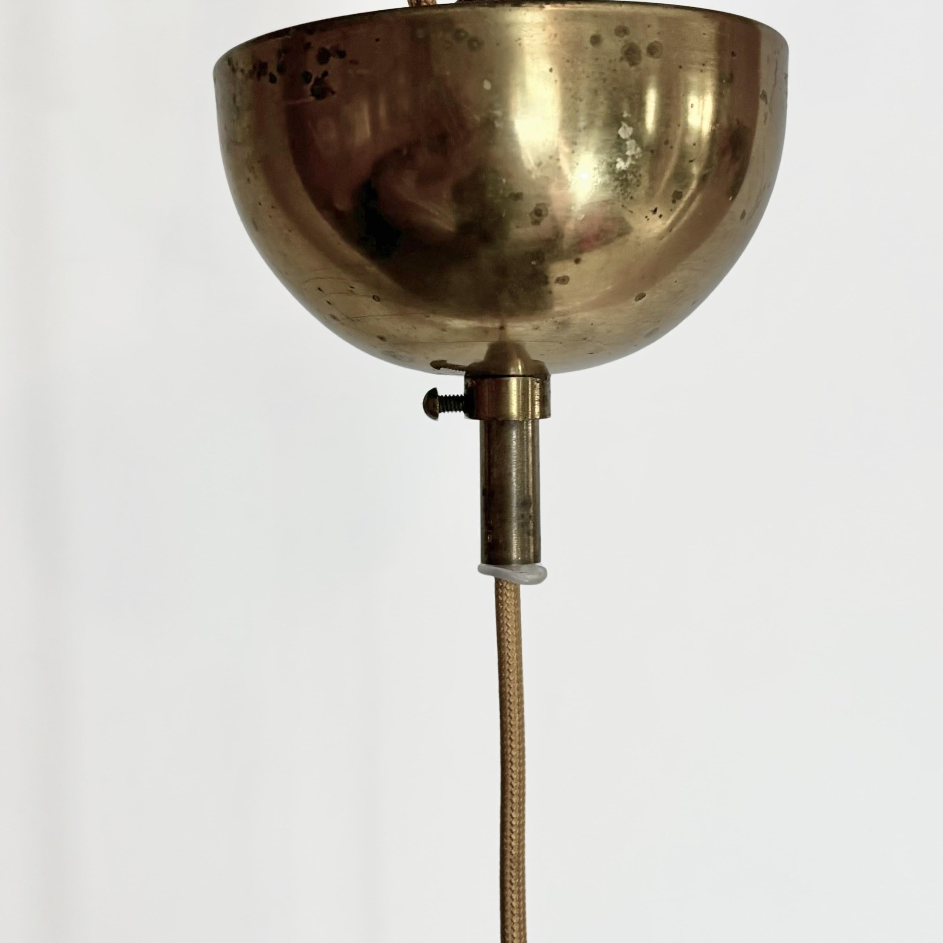 Lampada a sospensione a granata di metà secolo, ottone massiccio, design scandinavo, anni '50 in vendita 4