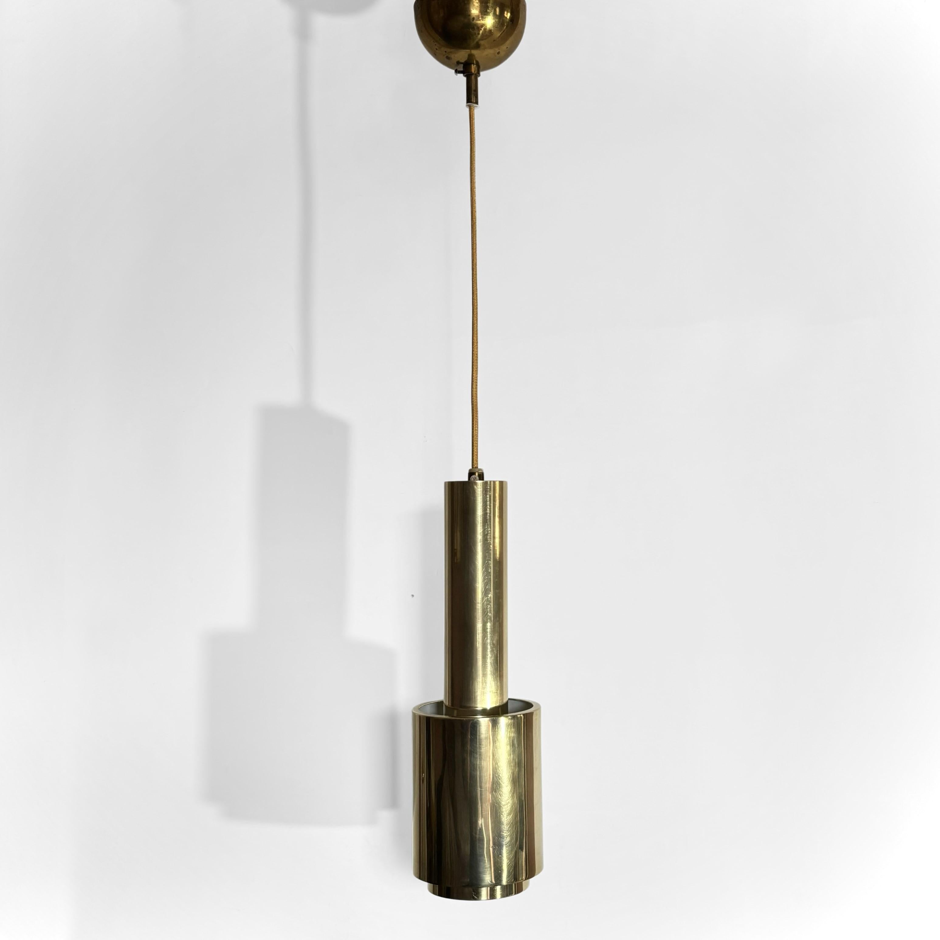 Svedese Lampada a sospensione a granata di metà secolo, ottone massiccio, design scandinavo, anni '50 in vendita