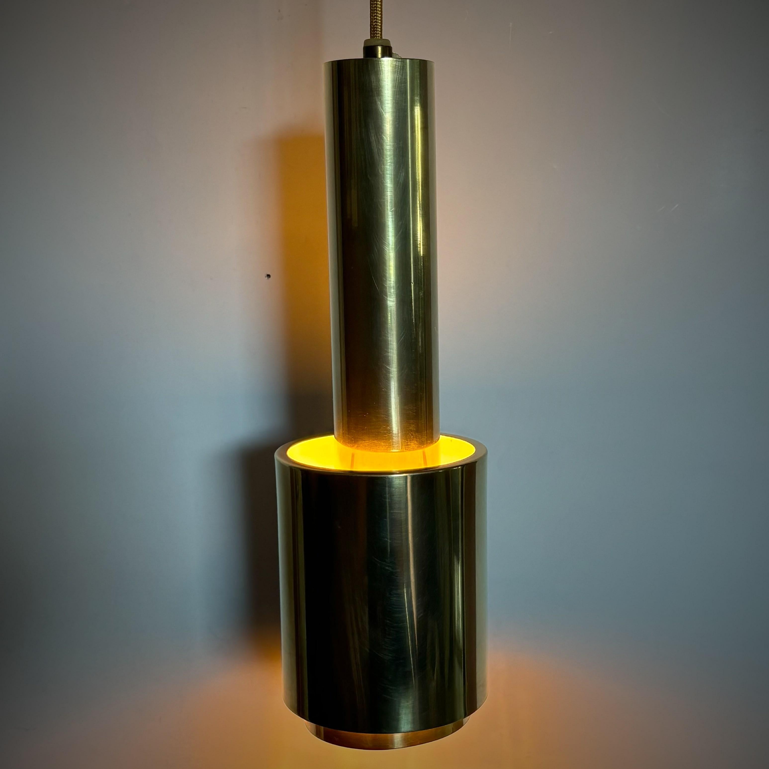 Lampada a sospensione a granata di metà secolo, ottone massiccio, design scandinavo, anni '50 In condizioni buone in vendita a Forserum, SE