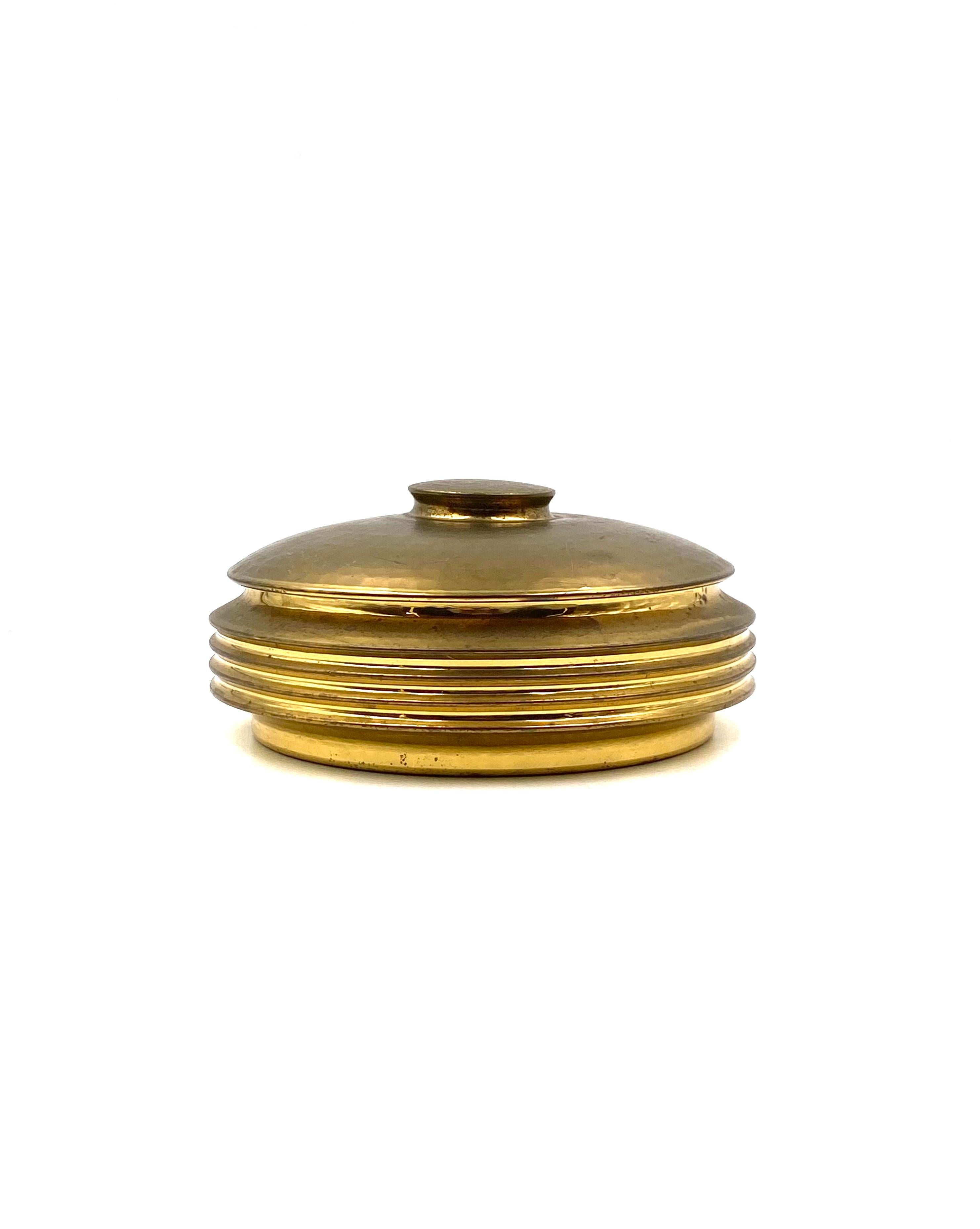 Mid-century  hand-hammered brass box 

Zanetto Padova Italy 1970s

Zanetto is a luxury company founded in 1963 in Padua. The company creates, entirely by hand, furnishing objects and tableware in bronze, copper, brass, silver and other noble