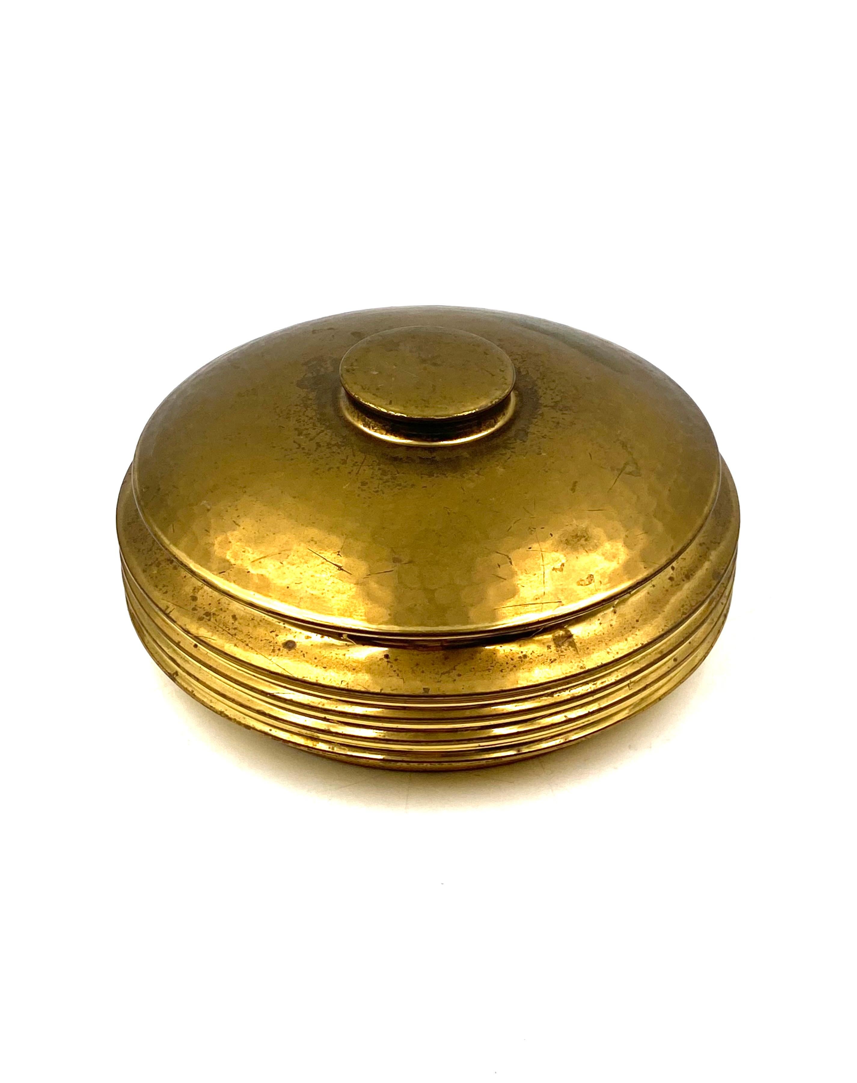 Mid-century  hand-hammered brass box, Zanetto Padova Italy 1970s In Excellent Condition For Sale In Firenze, IT