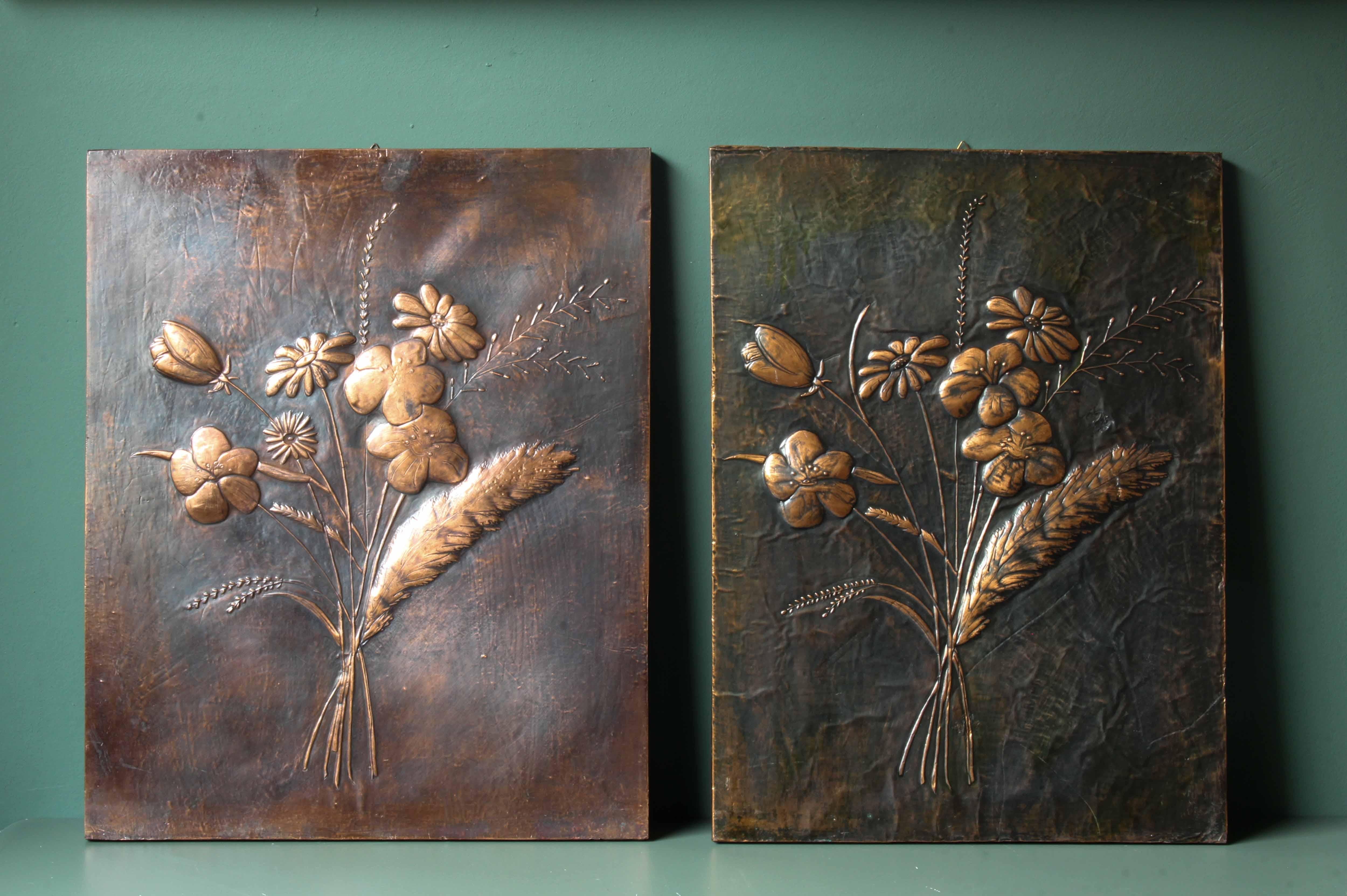 2er-Set handgehämmerter Kupfer-Wanddekor-Blumen. 

Abmessungen: 55cm H, 44cm bzw. 40cm B.
 