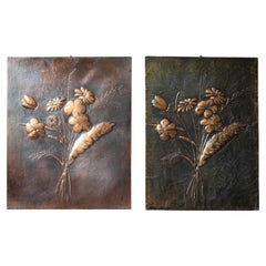 Panneaux muraux en cuivre martelé à la main du milieu du siècle avec fleurs en relief, vers les années 1960