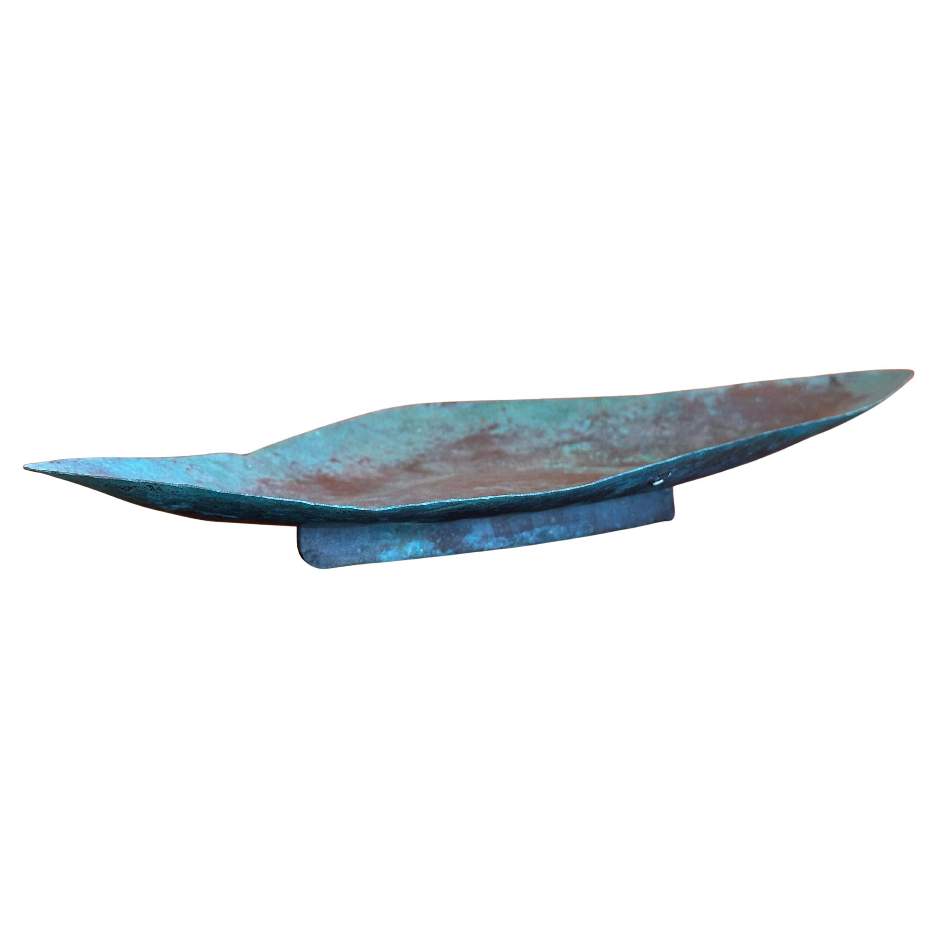 Vassoio a forma libera in rame martellato a mano del periodo del Mid-Century Modernist dei Fratelli Gregori, circa 1950. Vassoio modernista di bella forma libera, firmato sul fondo Gregorian Copper.  Questo pezzo è in buone condizioni d'epoca, con