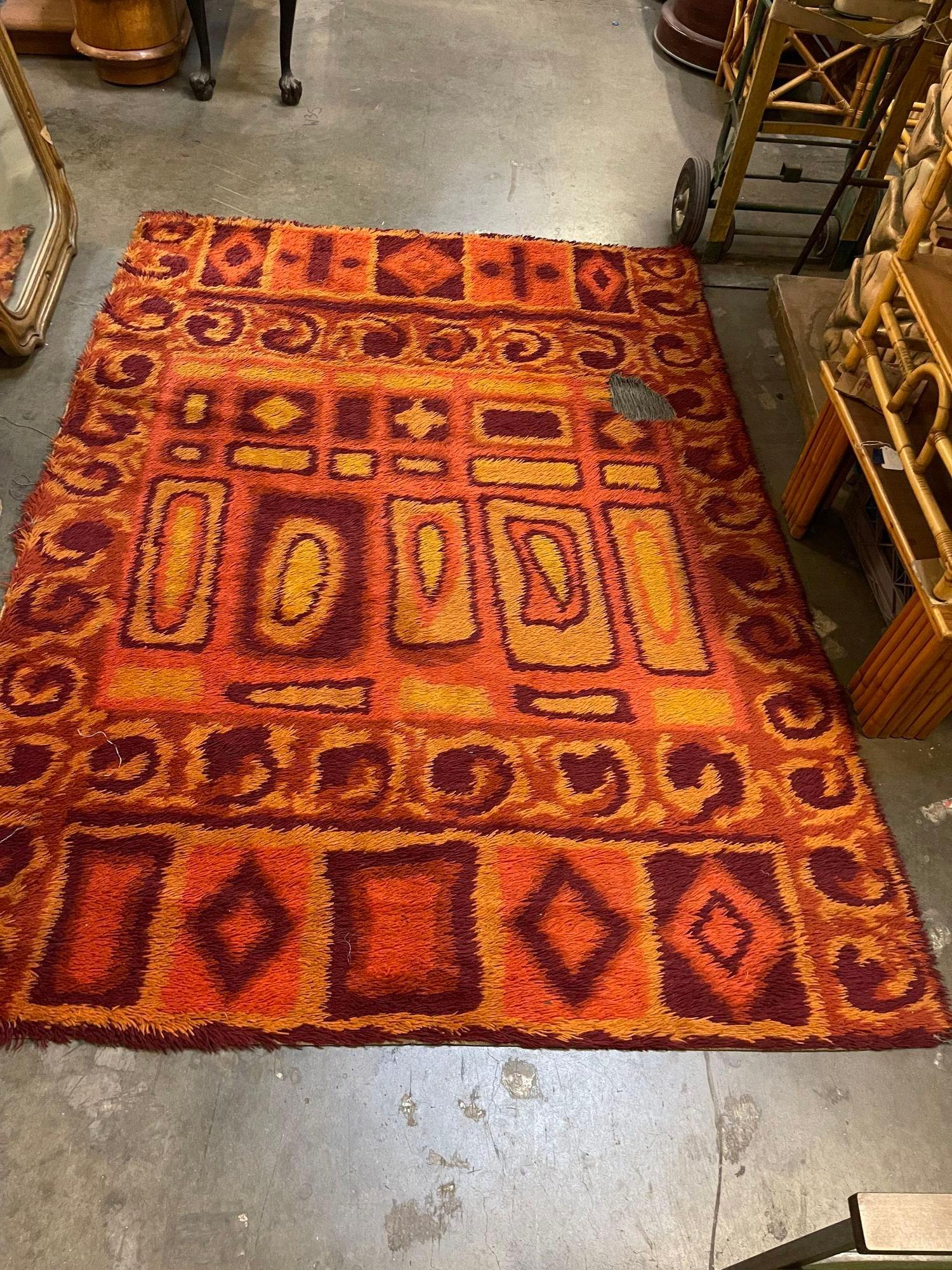 Mid-century Hand-Hooked Scandinavian Shag Rug w/ Abstract Design In Excellent Condition For Sale In Van Nuys, CA