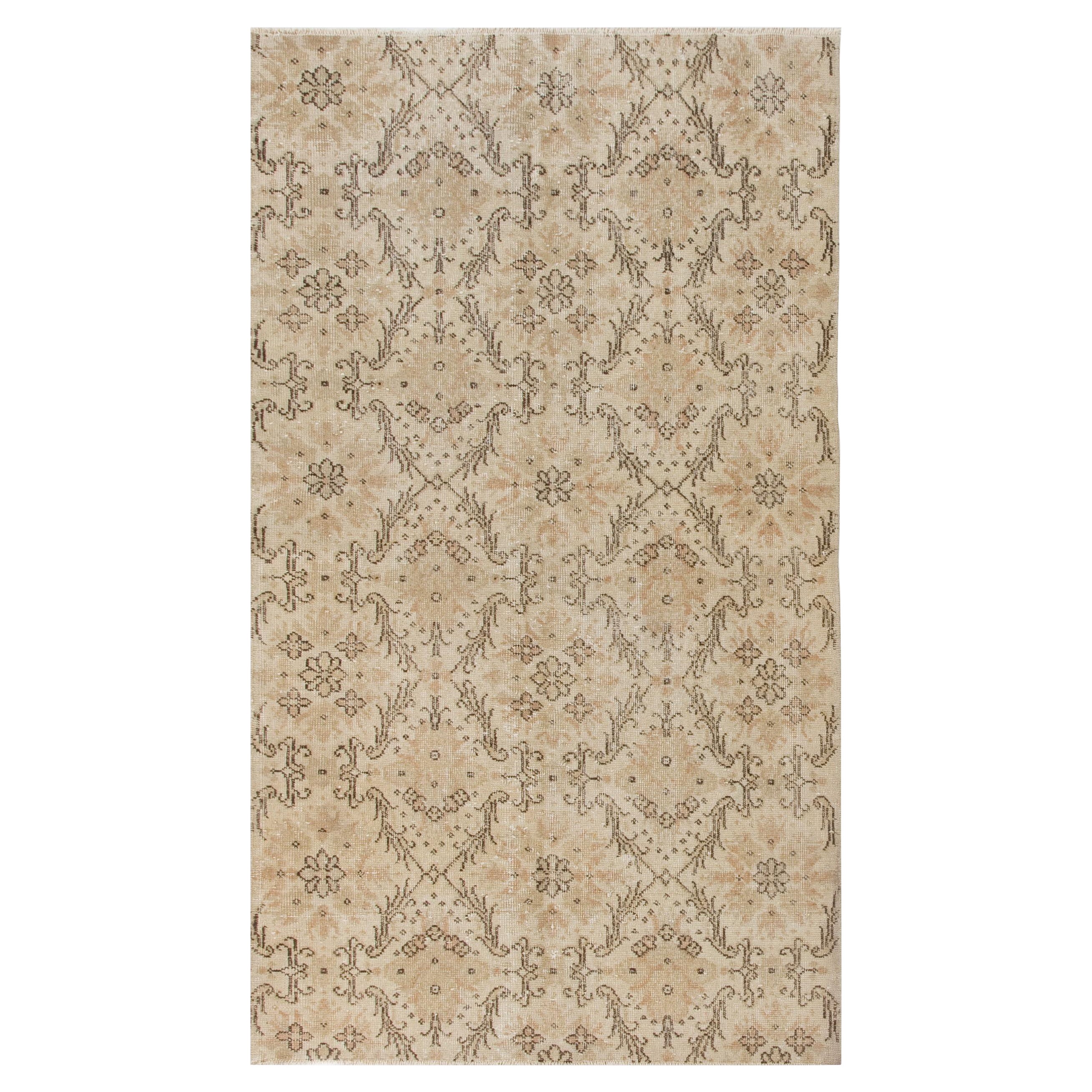 Tappeto turco di metà secolo annodato a mano con design floreale, colori tenui in vendita