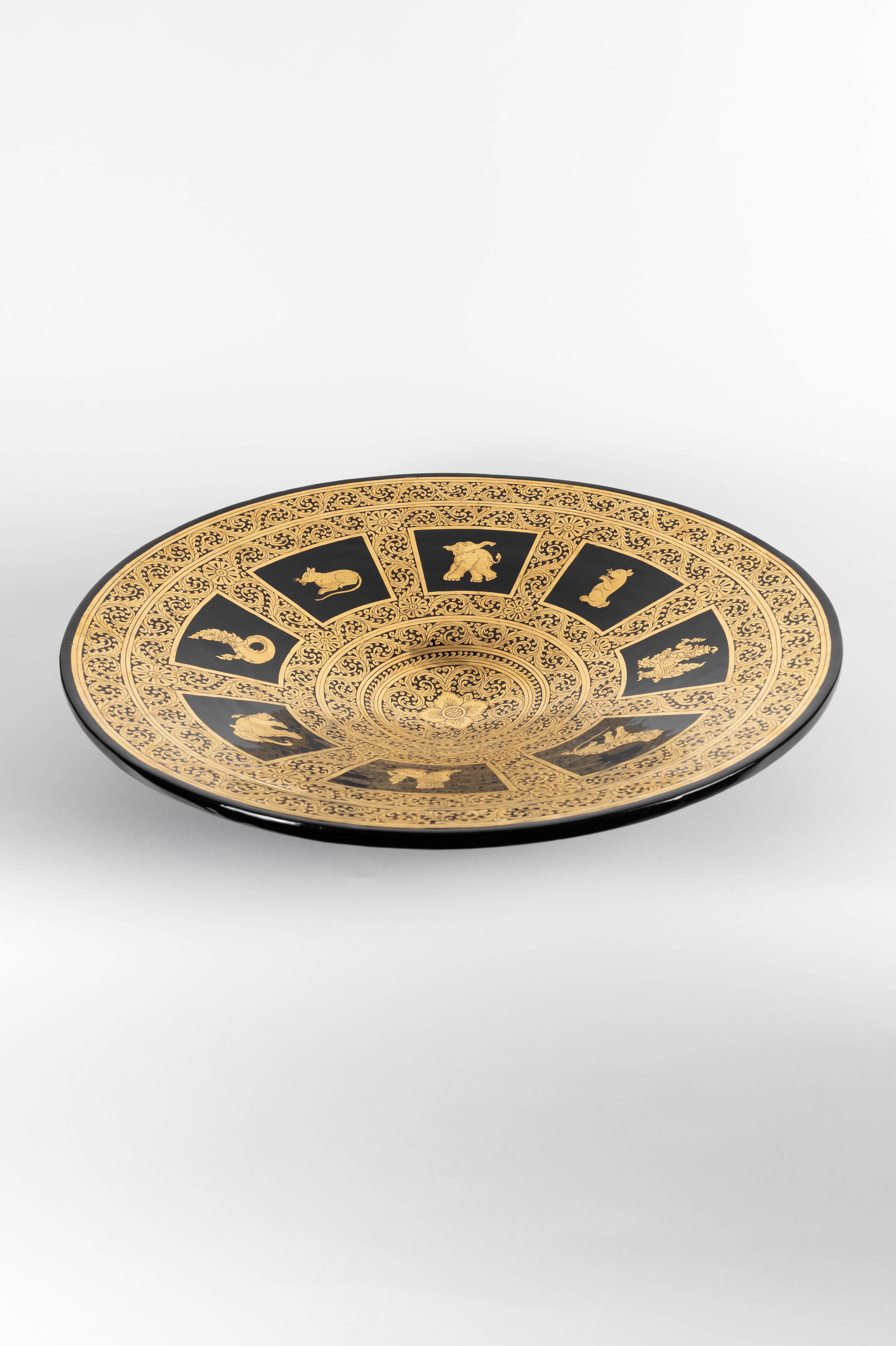 Birman Assiette du milieu du siècle laquée à la main avec des signes du zodiaque du Myanmar en vente