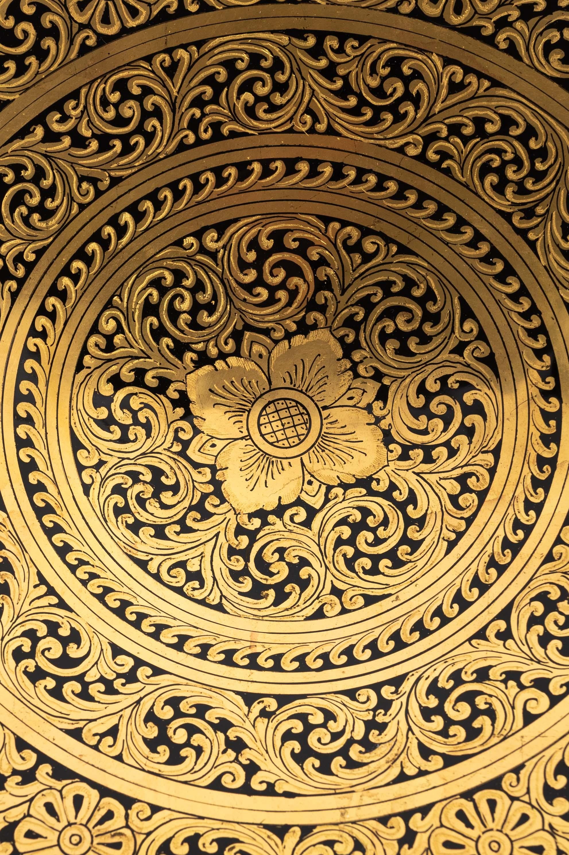 Laqué Assiette du milieu du siècle laquée à la main avec des signes du zodiaque du Myanmar en vente