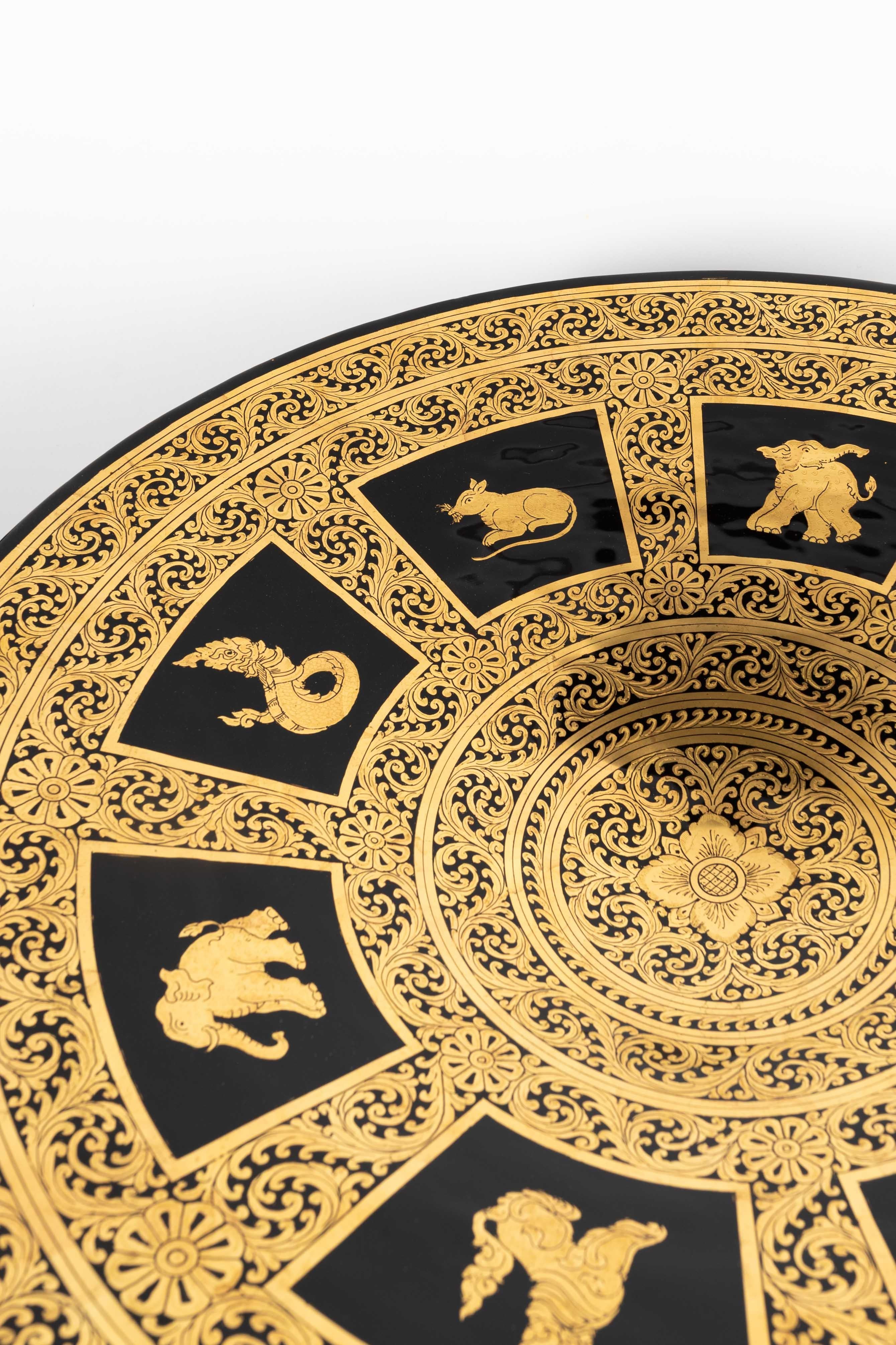 Assiette du milieu du siècle laquée à la main avec des signes du zodiaque du Myanmar Bon état - En vente à Oostende, BE