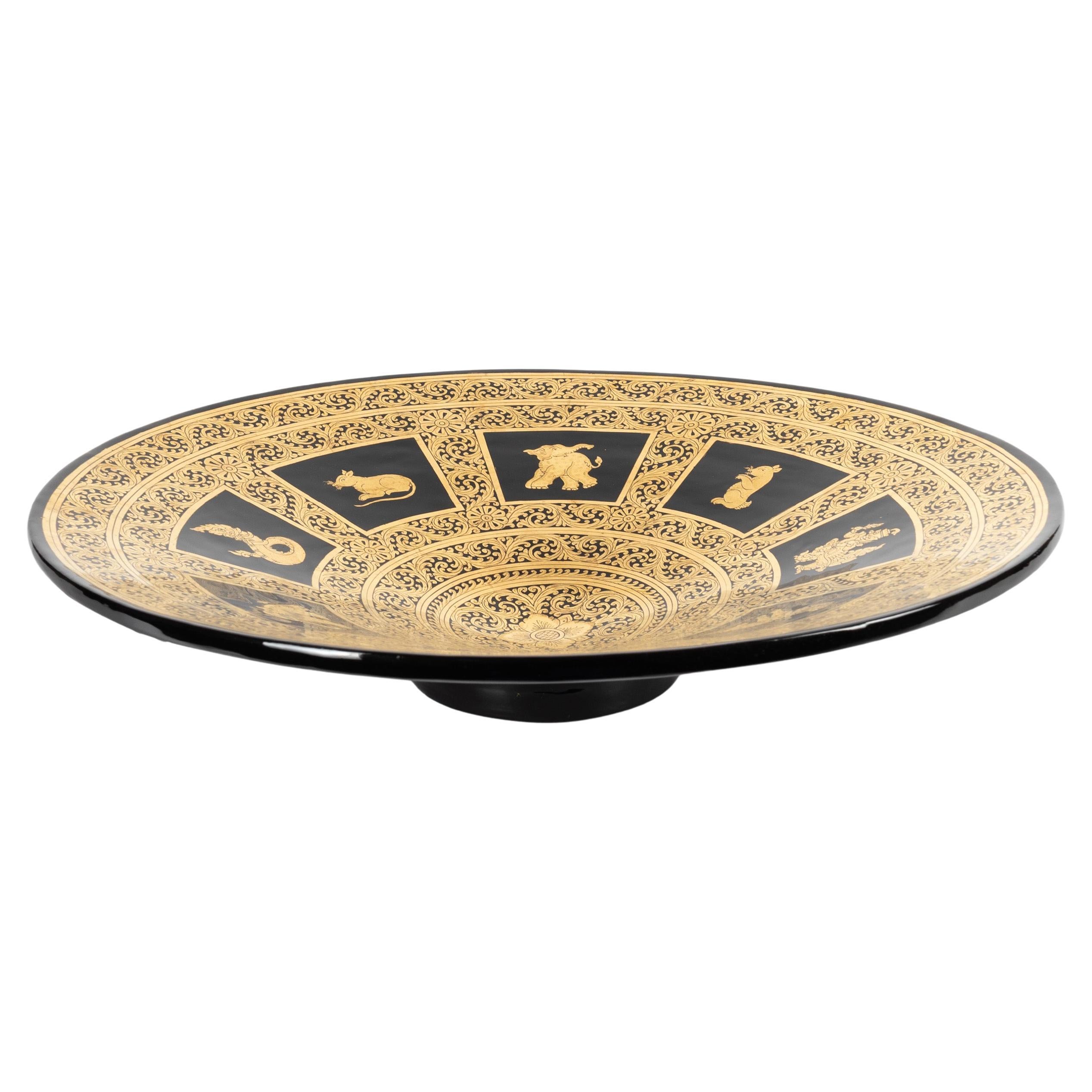 Assiette du milieu du siècle laquée à la main avec des signes du zodiaque du Myanmar en vente