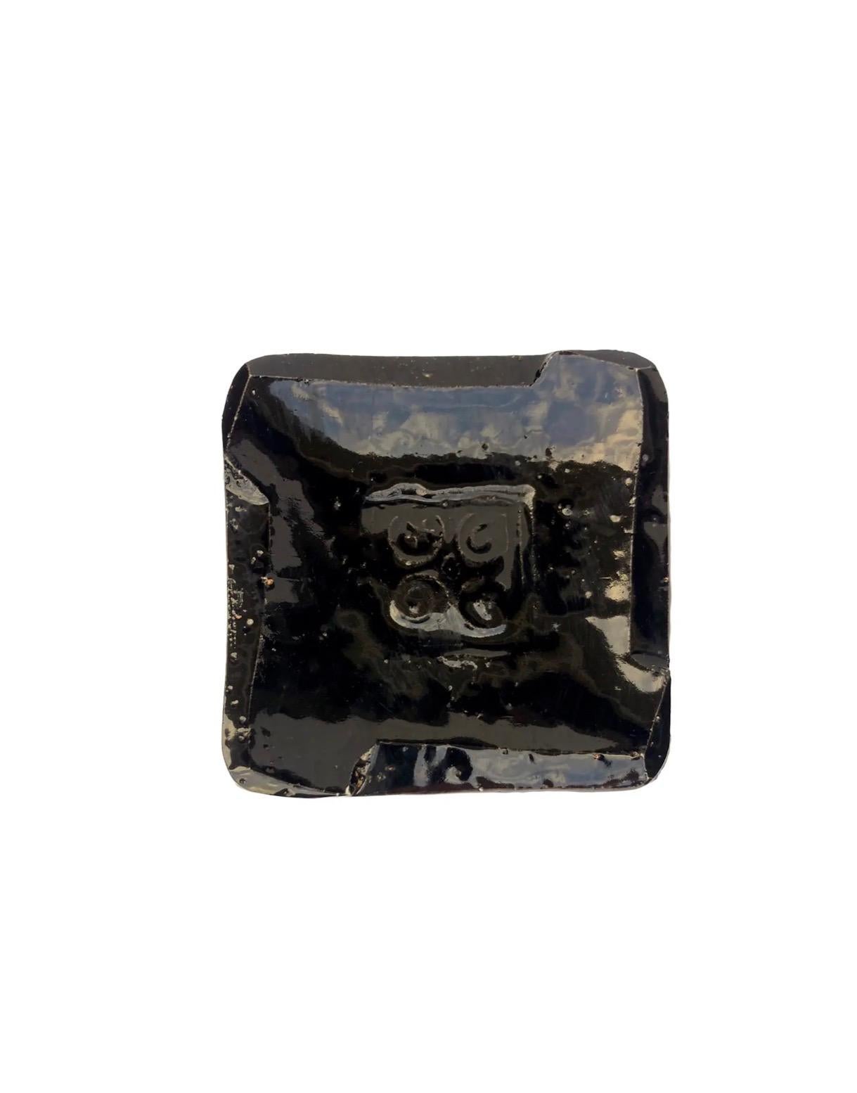 Cendrier en céramique fait à la main, avec une belle glaçure noire et quelques craquelures naturelles.
