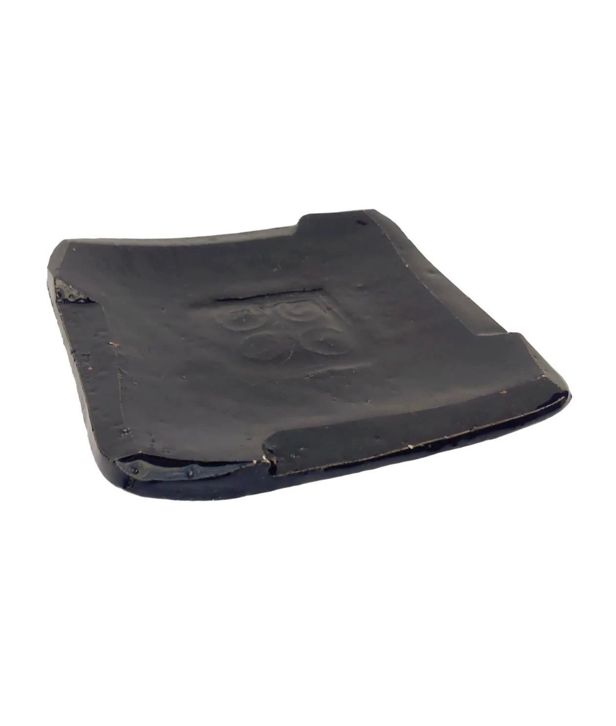 Fait main Cendrier noir en céramique du milieu du siècle, fait à la main en vente