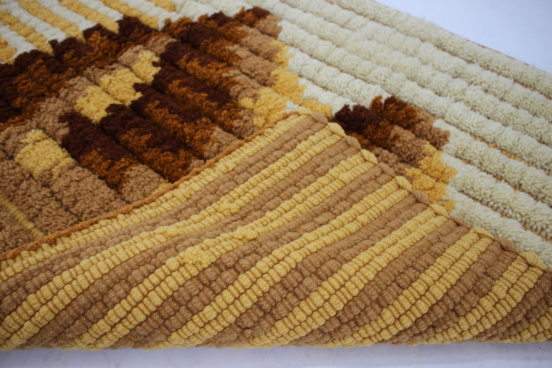 Tapiz de lana artesanal de mediados de siglo, años 60 Europeo en venta