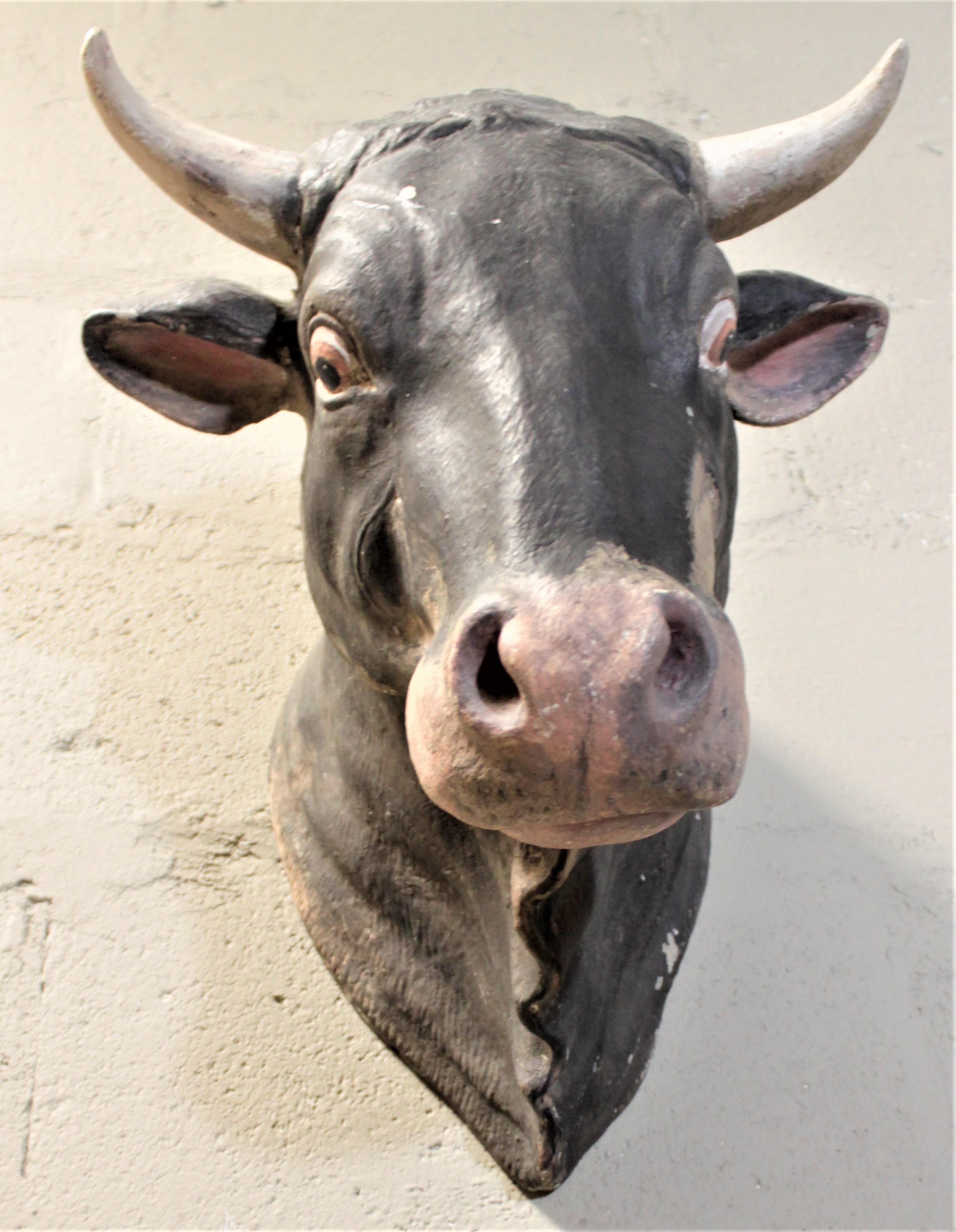 Sculpture murale du milieu du siècle, peinte à la main, représentant une tête de taureau dans un magasin de boucherie en vente 2