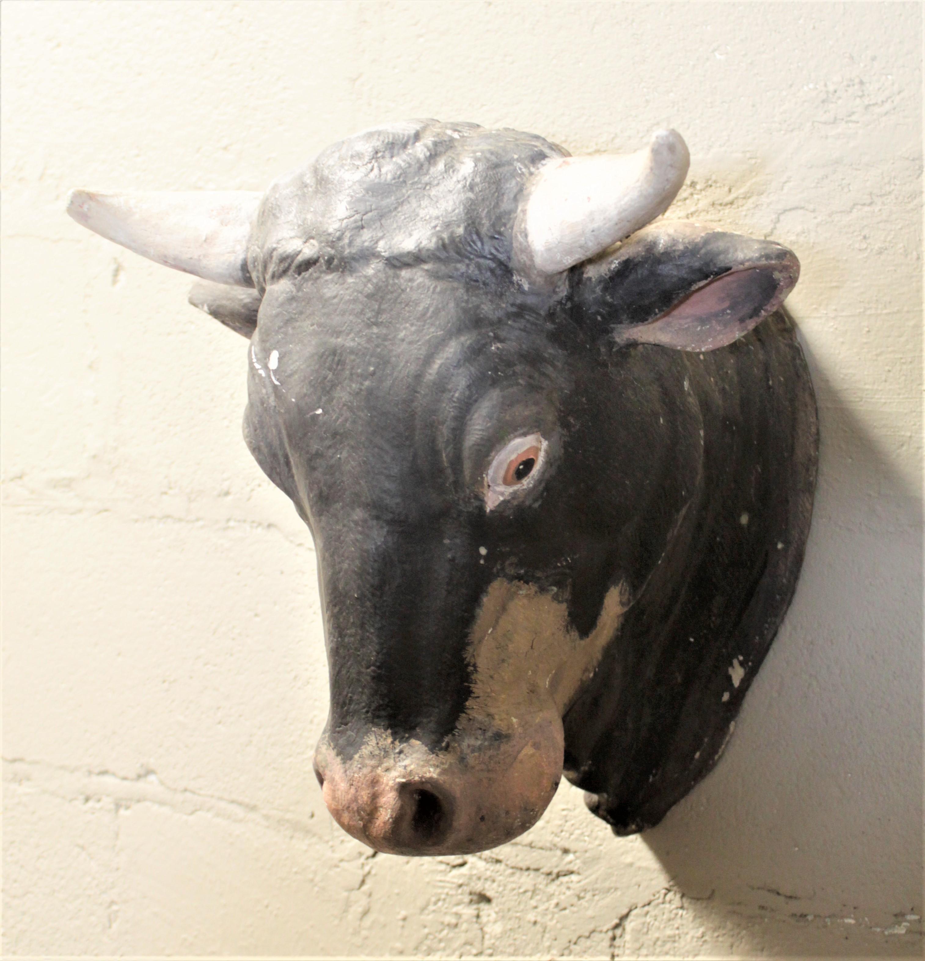 Sculpture murale du milieu du siècle, peinte à la main, représentant une tête de taureau dans un magasin de boucherie Bon état - En vente à Hamilton, Ontario