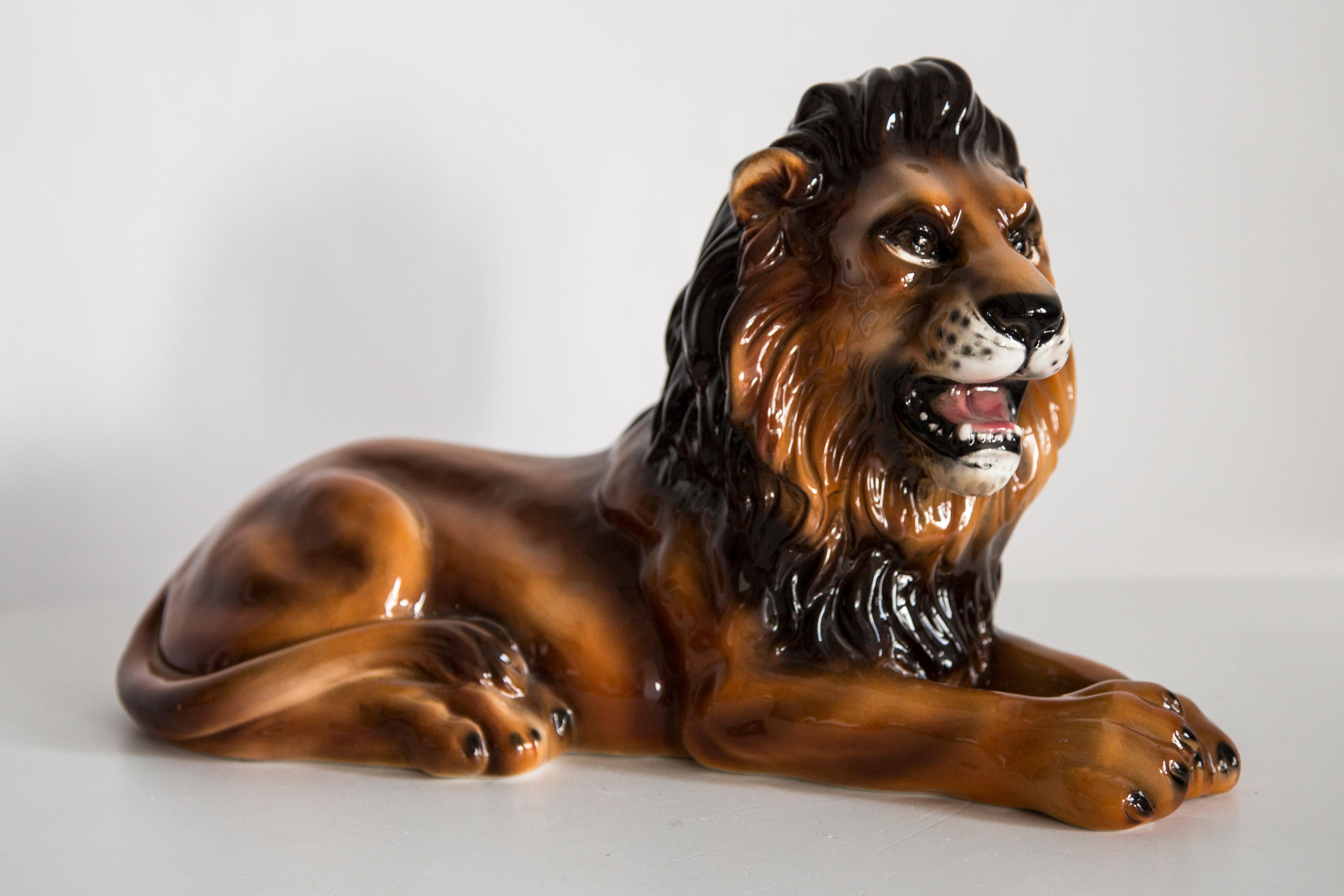 Handbemalte Löwenskulptur aus Keramik aus der Mitte des Jahrhunderts, Italien, 1960er Jahre (Italienisch) im Angebot