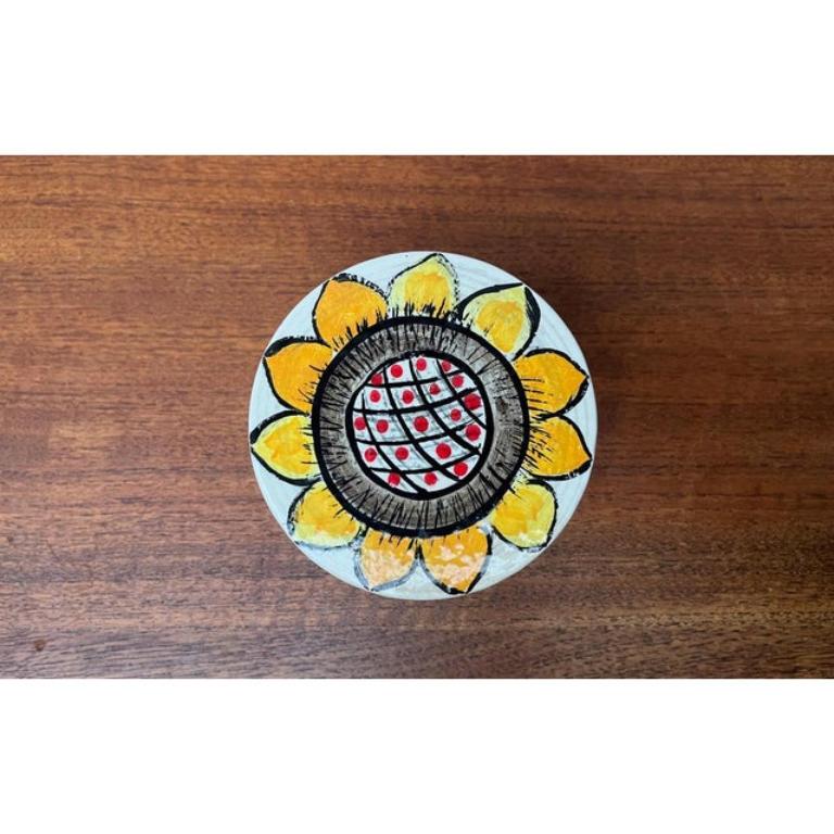 Caja girasol de cerámica pintada a mano de mediados de siglo con tapa de Gallo, años 60, en muy buen estado. Diseñado de 1960 a 1969 Esta pieza tiene una marca de atribución.

Más información:
Materiales: Cerámica
Estilo: Moderno de mediados de