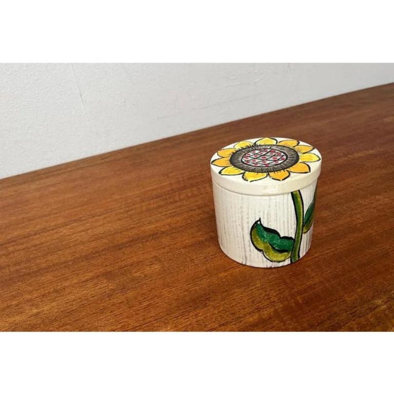 Caja girasol de cerámica pintada a mano de mediados de siglo con tapa de Gallo, años 60 Moderno de mediados de siglo en venta