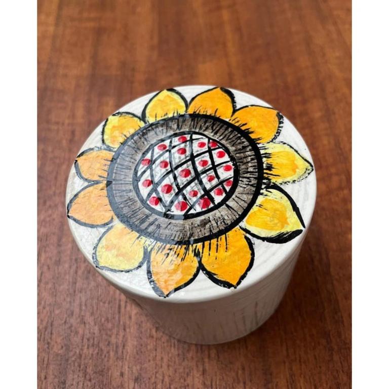 Caja girasol de cerámica pintada a mano de mediados de siglo con tapa de Gallo, años 60 Cerámico en venta