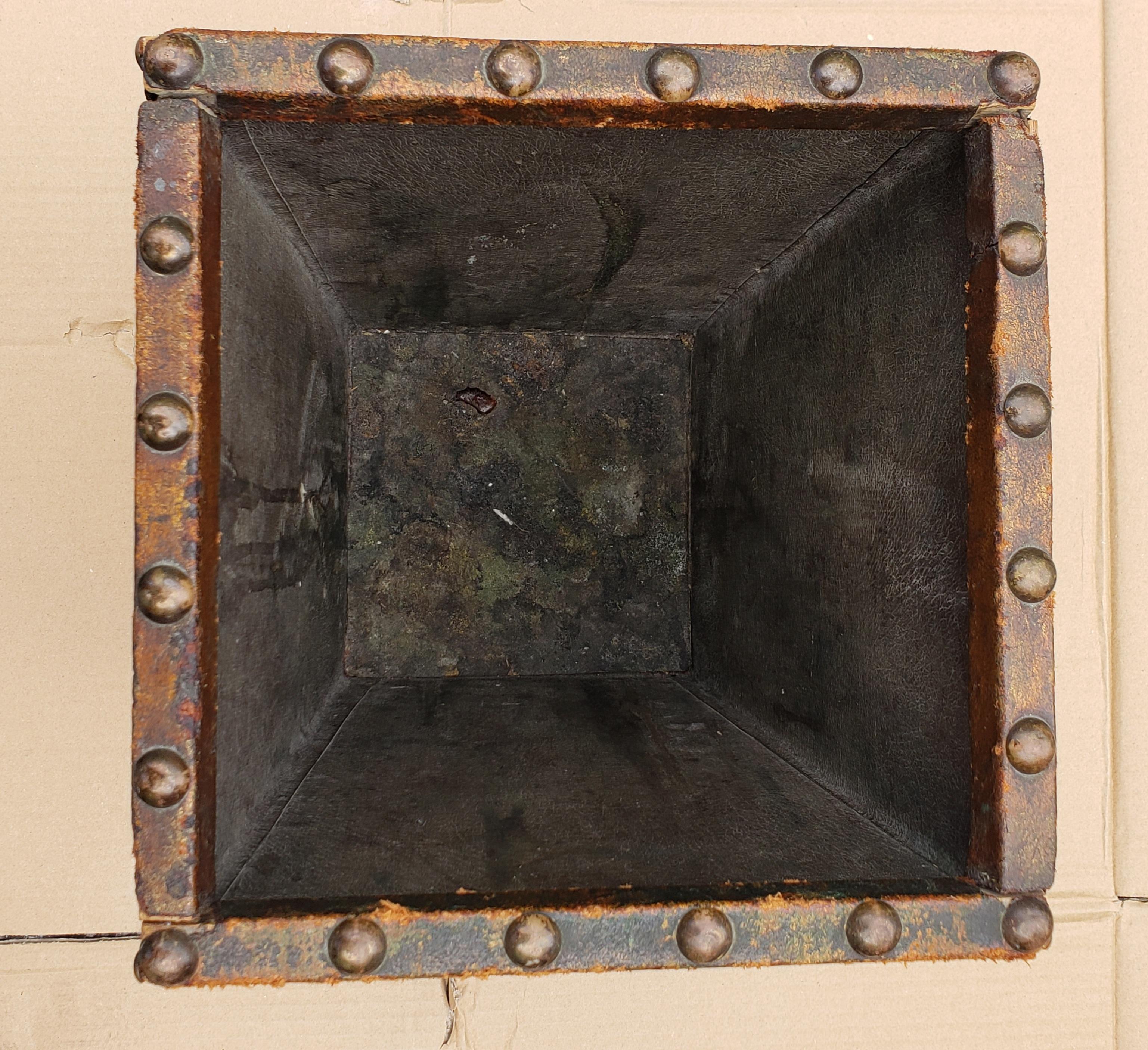 Handbemalter quadratischer Abfalleimer oder Pflanzgefäß aus Leder aus der Jahrhundertmitte (20. Jahrhundert)