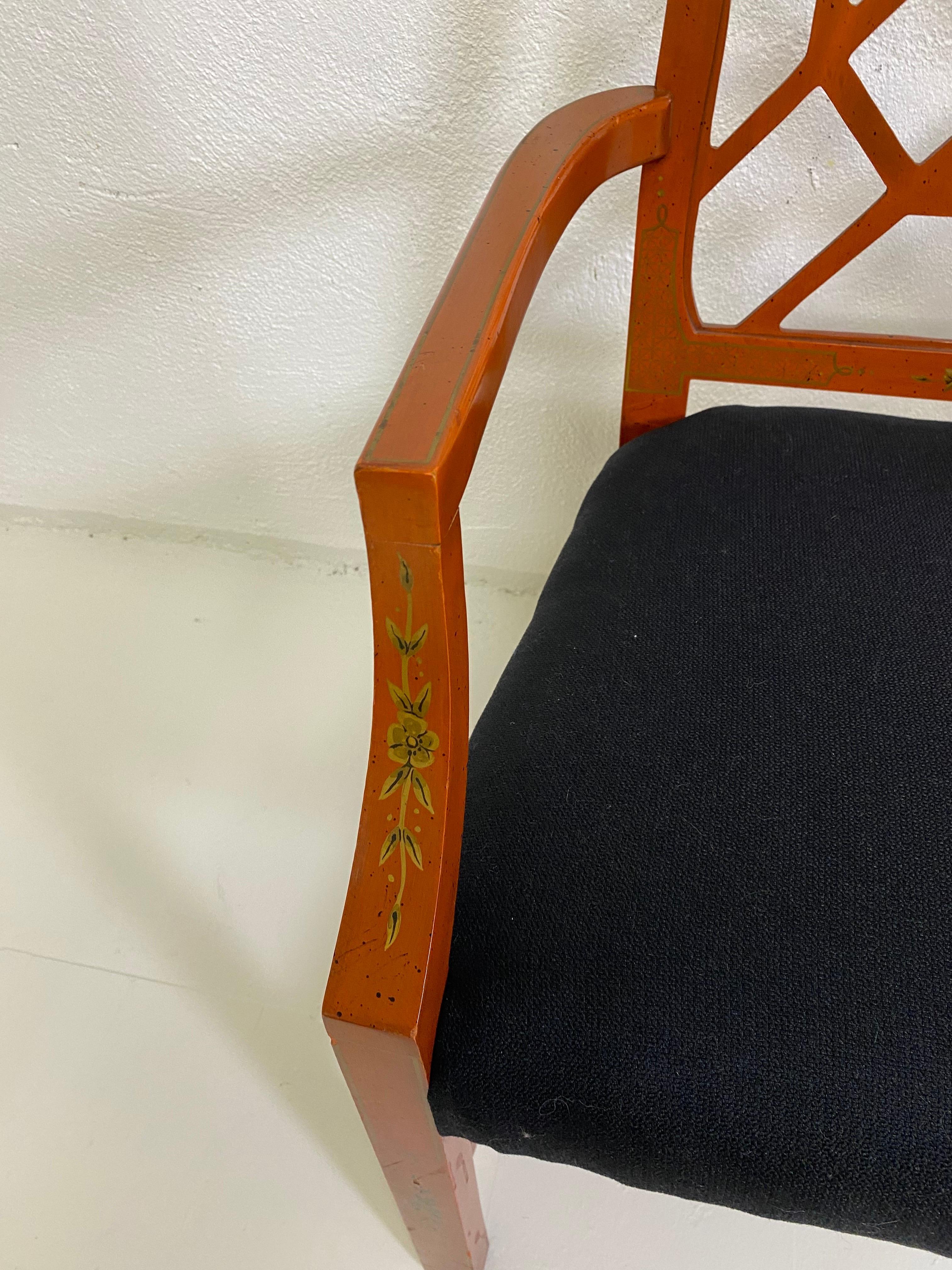 Si tratta di una coppia di poltrone decoratrici dipinte a mano della metà del secolo scorso. Queste sedie presentano un reticolo cinese Chippendale sullo schienale e sono state recentemente rivestite in cotone nero. Le sedie sono dipinte a mano con