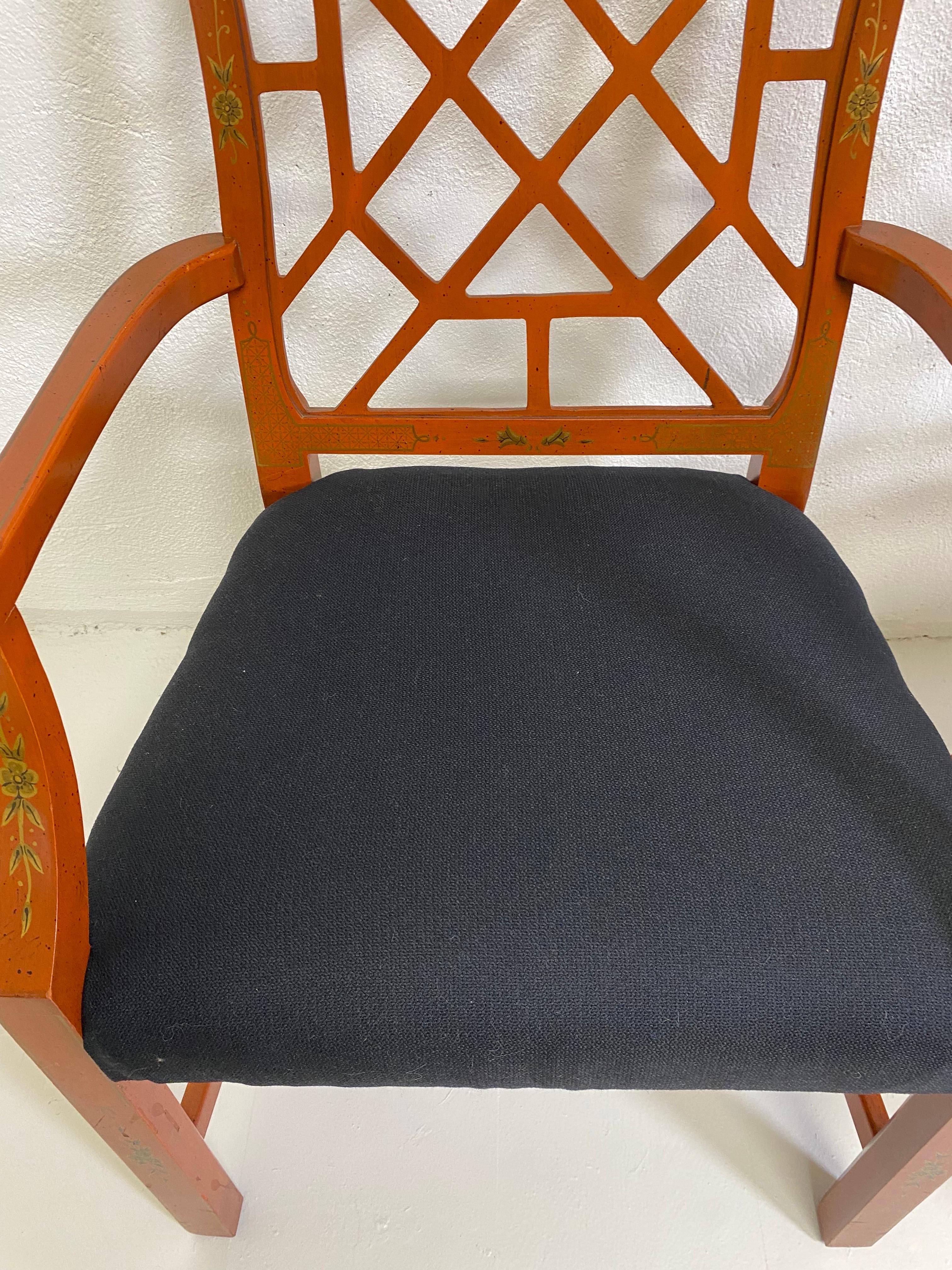 Chippendale cinese Poltroncine da decoratore dipinte a mano della metà del secolo scorso, una coppia in vendita